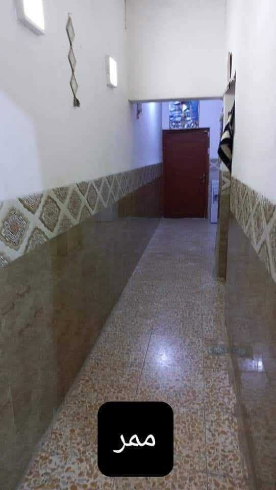 بيت 100 متر قاطين 5×20 بناء بلوك السقف صب الارضيه كاشي الازاره سيراميك المطبخ كامل سيراميك 
 كامل الخدمات ماء + مجاري كهرباء 3 خطوط 
الطابق الارضي 4 مربعات مدخلين .
 استقبال + مطبخ + صاله + غرفة نوم 
الخدمات حمام داخلي + حمام خارجي + ترك 
الطابق الثاني بيتونه + غرفتين نوم + مساحة سطح 
البيت بي نقوصات وملاحضات بسيطه 
العنوان بغداد . قضاء الحسينيه . الجريخي . خلف جامع الامام الحسين ع 
للسعر او الاستفسار الاتصال ***********

نص مكتوب في الصور:
- ممر