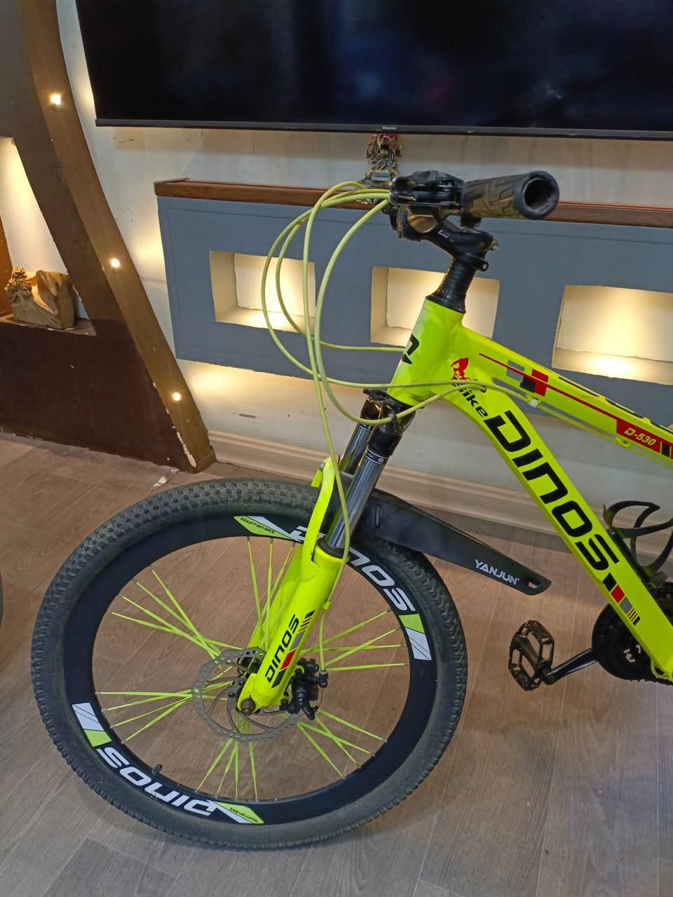 🚲 بايسكل DINOS جبلي للبيع
الماركة: DINOS
النوع: بايسكل جبلي (Mountain Bike)
مقاس التايرات: 26 إنج
شوك أمامي لامتصاص الصدمات
غيارات متعددة أمامية وخلفية
فرامل دسك (أقراص) أمامية وخلفية
جنوط رياضية
حامل قنينة ماء
واقيات طين أمامية وخلفية
مسند جانبي (ستاند)
اللون: أصفر فلوري مع أسود
الحالة: نظيف جداً وجاهز للاستخدام
سعر الشراء 170الف الاستخدام قليل جداً
السعر المطلوب 120 الف
للاستفسار الاتصال: ***********
(غرض البيع عدم توفر مكان)

