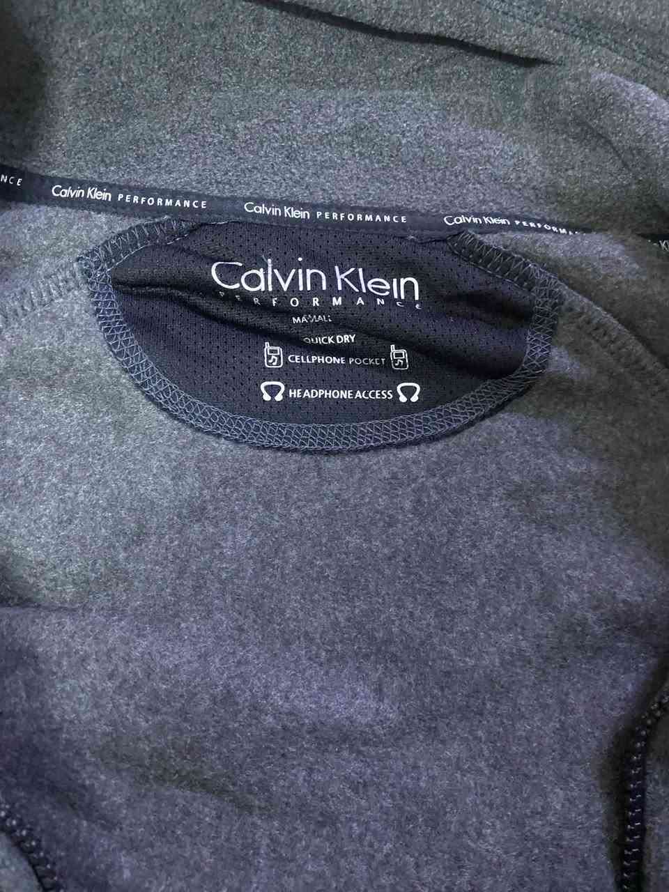 calvin klein 🔥🔥  قمصلة ماركة
مكتوب S تلبس M الوزن 55-60
‎السعر 10 للطلب خاص او اواتساب ***********
