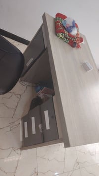 ميز مكتبي نضيف مكانه الدوره حي دجله للبيع مستعجل  07881617404