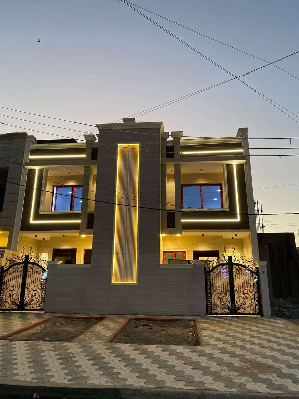 🏡 للبيع بيتين أتونات أضلع منفصلة – بناء درجة أولى 🏡
📍 بغداد – حي الجهاد / منطقة ديوان المخابرات
📐 مساحة البيت الواحد: 150 م²�📏 الواجهة: 6 متر�📏 النزال: 25 متر�🛣️ عرض الشارع 15متر�🌳 تشجير أمام البيت الواحد اكثر من 50 متر 
🔹 مواصفات البيت الواحد:
✅ مدخلان مستقلان�✅ صالة واسعة 4*6�✅ مطبخ عصري 6*6�✅ حمام ضيوف في مقدمة البيت�✅ غرفة نوم أرضية (سويت) مع حمام خاص�✅ مناور عدد (2)
🔹 الطابق الأول:
✅ 3 غرف نوم سويت (كل غرفة بحمام مستقل)
🔹 المجموع:
✅ 4 غرف نوم�✅ 6 حمامات�✅ جبسن بورد كامل للطابق الأرضي�✅ إنارة مخفية LED + انارة مكنتك �✅ أبواب الحمامات ألمنيوم فاخرة�✅ شبابيك ألمنيوم سلايد�✅ واجهات مودرن وتشطيبات راقية�✅ بناء ومواد درجة أولى للتصال ***********@
