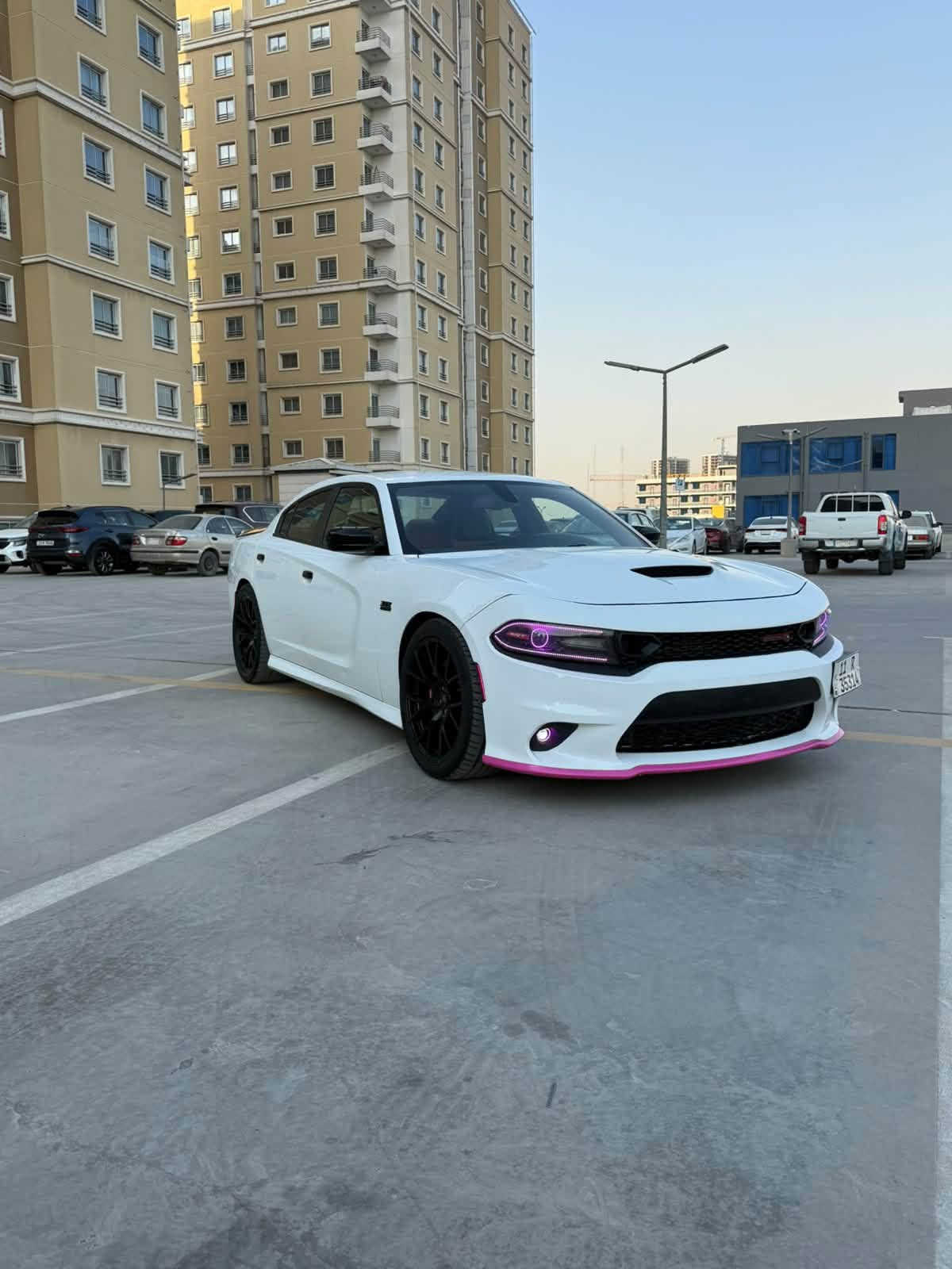 سلام عليكم شباب 
جارجر سكات باك للبيع 
موديل 2022 
اللون ابيض 
مكينه V8 / 6400ccm
ماشيه : 40 m 
رقم بغداد بأسمي والتحويل ثاني يوم 
المواصفات 
——————————-
كشنات كنتاره احمر مختم ( سكات باك ) 
فجوج بريمبو 6 بستم 
اكسل قفل 3.9 
كير 8 نمر 
دبات موبار سود
شاشه كار بلي 
كشنات تدفئه تبريد 
4 مودات قياده 
ذاكرة خزن ميموري 
حساسات خلفيه + جانبيه 
كامره خلفيه 
وباقي مواصفات السكات باك معروفه 
الأضافات 
———————————
لدات اوركال متغير 
وسقف روز رايز

حادثها 
——————————-
جاملغ وبنيد فقط 

* علماً السياره مناقصها اي شي جاهزه مجهزه 
* لا بيها تكحيل ولا بارد وكشرها كلش حلو 
السعر  ورقه وبالعافيه على الي ياخذها
السعر 215وبيها مجال بسيط 
مكاني بغداد / المنصور
هاذا رقمي ***********

