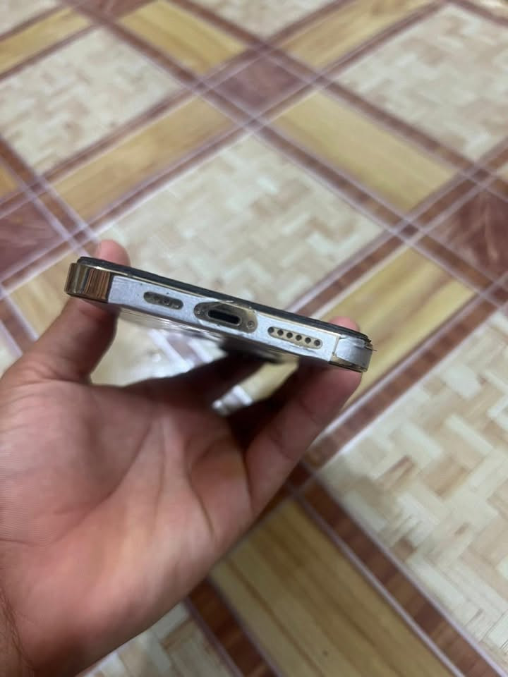 سلام عليكم ايفون ١٢برو ماكس
جهاز مبدل شاشه اصليه 
وبطاريه اصليه@ 
بي رعشه بل كامره بس شغاله 
ضهر مفطر 
جهاز مستخدمه حلو زين 
السعر قفل قفل ٢٠٠$
تواصل واتساب ***********
***********
