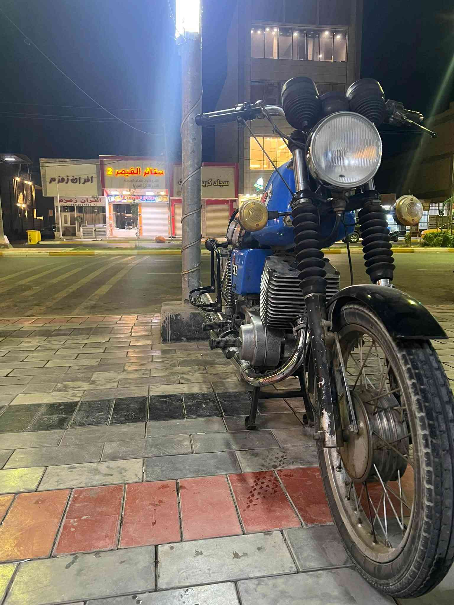 السلام عليكم ٨٢ للبيع نضيفه مابيها لحيم بس بالخشم كصه ثالثه ماناقصاها كلشي رقم وسنويه بدون راعي سعرها ١٧٥٠ وبيها مجال مكاني واسط العزيزية (***********)
