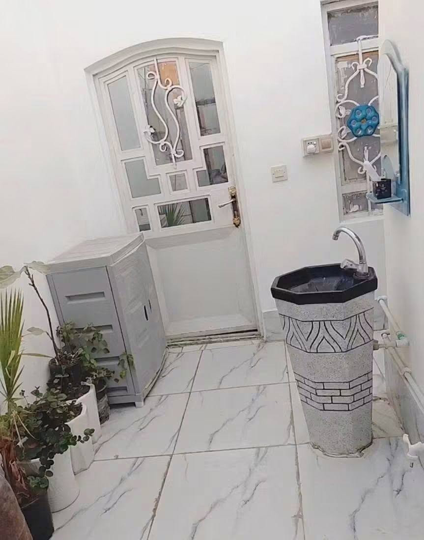 بيت للبيع عنوان النجف حي ميسان قطاع24شارع العسكري البيت نضيف كما موضح في الصور مساحه 92متر واجهه4امتار يتكون من طابقين  الطابق الأرضي يتكون من غرفه ومكشوفه وحمامات خارجيه واستقبال
بيت للبيع عنوان النجف حي ميسان قطاع24شارع العسكري البيت نضيف كما موضح في الصور مساحه 92متر واجهه4امتار يتكون من طابقين  الطابق الأرضي يتكون من غرفه واستقبال وصاله ومكشوفه وحمامات خارجيه 
والطابق الثاني جديد يتكون من غرفتين كبار البيت السعر 85 قفل للاستفسار الاتصال بالرقم ***********
*********** رجاءأ فقط المشتري يتصل كلشي موضح بلتفاصيل
