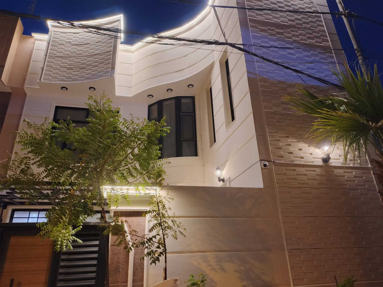 دار للبيع الكوفة حي المتنبي خلف الشارع العام المؤدي إلى مسجد السهلة
المساحة ١٦٠ م يحتوي على 
٣ غرف
٣ صحيات
استقبال 
٢ صالة
طابقين بناء حديث سند صرف باسمي 
السعر ٤٥٠ 
للاستفسار 
***********
