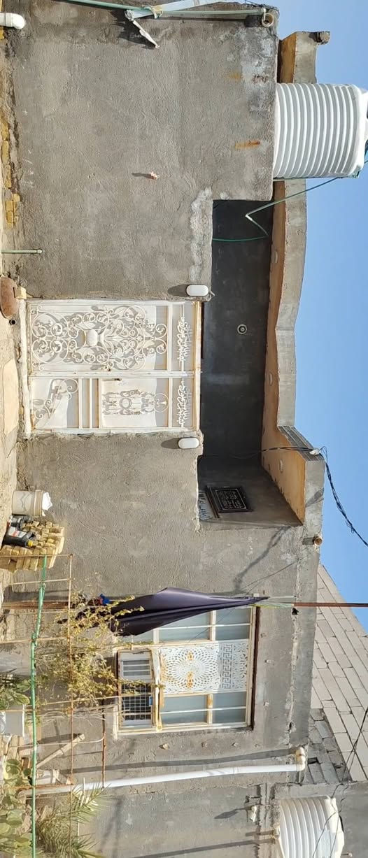 مساحه ١٠٠مربع  بنيان طابوك كلا سقف كونكريت بي ستقبال 6 في 4 وصاله 5في 3وربع وغرفه 5 ب4 ومطبخ 5 ب 3وربع متر
موقع كاع عامر ال حامي شمال  شارعهن وره المجمع السكني  قرب مولد ال راجي 
وبصفه قطعه هم100 مربع 
البيت اب 55 وقطعه ب15 ينباعن سوه
مساحه ١٠٠مربع  بنيان طابوك كلا سقف كونكريت بي ستقبال 6 في 4 وصاله 5في 3وربع وغرفه 5 ب4 ومطبخ 5 ب 3وربع متر *********** هذا رقمي بي واتساب
