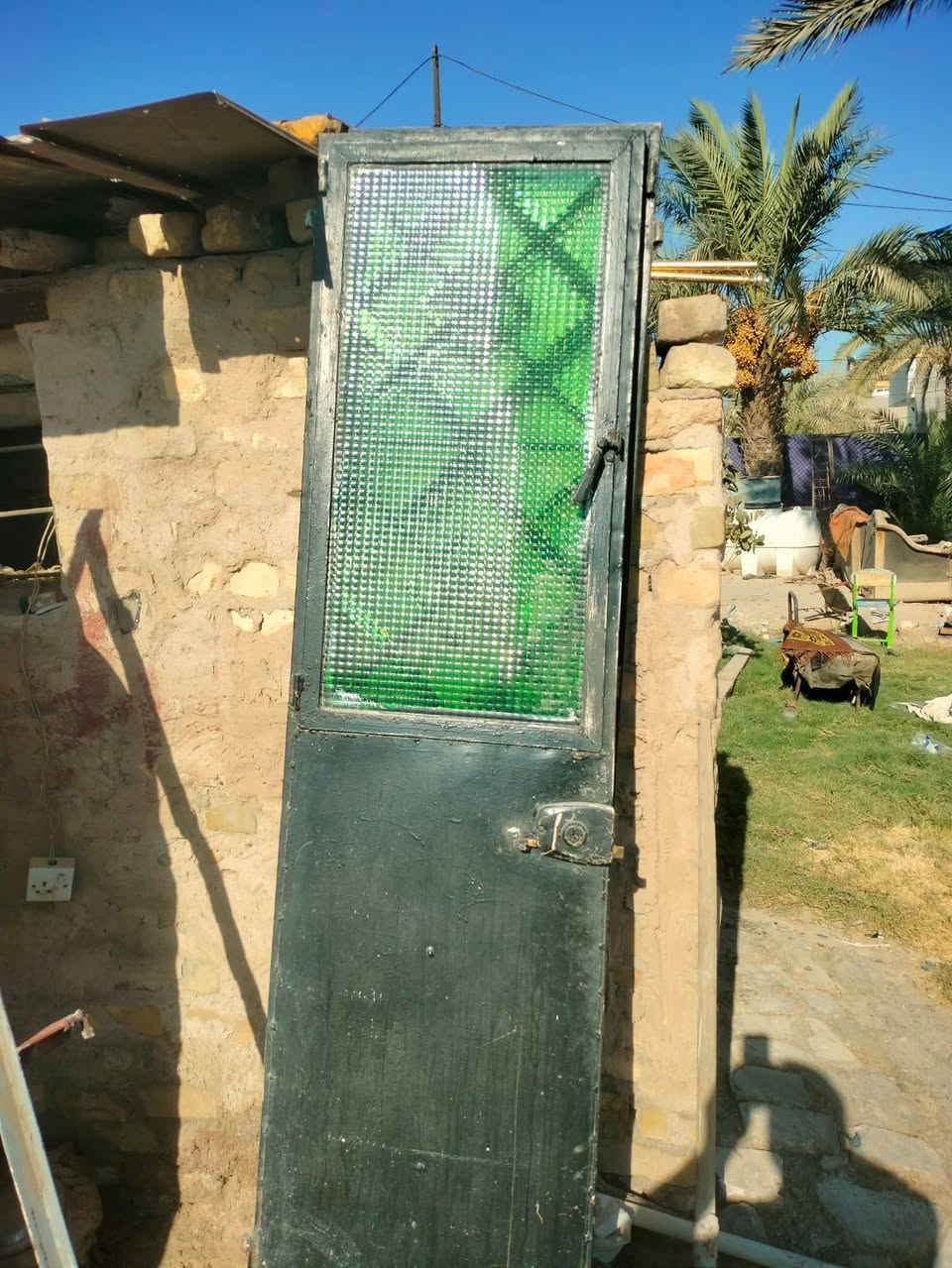 السلام عليكم ورحمة الله وبركاته
متوفر لدينا للبيع مجموعة من الشبابيك والبيبان مستعملة (حديد) بحالة جيدة (كما موضح في الصور)، التفاصيل كالتالي:

العدد: 8 شبابيك حديد بأحجام مختلفة.
 الهياكل الحديدية قوية.
🚪 الأبواب 
باب مدخل: عدد1  باب حديد كبير (الموضح في الصورة الثانية) 
أبواب حديد داخلية/فرعية: عدد 2 باب  
العنوان: جسر ديالى الجديد منطقة الكرغولية 
التواصل 
***********
*********** واتساب
