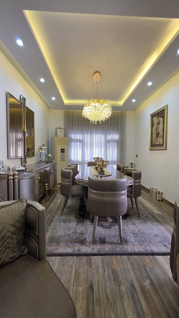 الدار للبيع 
الموقع الموصل حي الفلاح الأولى 
سند زراعي اراضي الشيخ فائق 
المساحة ١٥٠ متر ركن واجهة ١٧ ونص 
البناء طابقين 
الطابق الاول مطبخ واستقبال وصاله وغرفتين نوم وحمام وتواليت 
الطابق الثاني يحتوي على ٤ غرف نوم وحمام وتواليت 
للاستفسار الاتصال على الرقم ***********
او التواصل على الخاص 
مكتب نون لتجارة العقارات الكائن في حي المصارف مقابل مسبح الابراج قرب مطعم قصر السلطان
اوقات الاتصال من الساعة العاشرة صباحا وحتى الساعة التاسعة مساء
