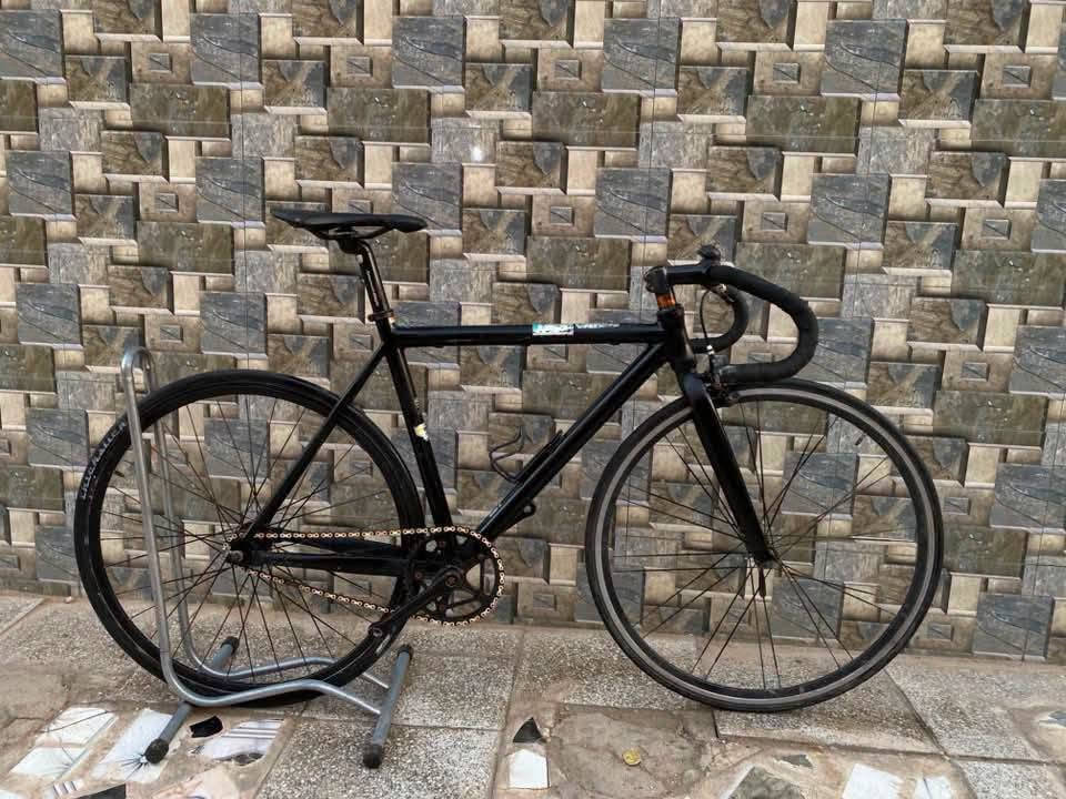 لاصحاب الذوق الرفيع 🚴 🔥🔥🔥
بايسكل فكسد كير حجم 28 مخصص السباقات من شركة American eagle 🇺🇸🔥🦅

يجي لشة المنيوم وماشة كاربون فايبر وزن 5 كيلوات يعني خفة وسرعة مو طبيعية 🚴🔥🔥

طبعا كلشي بالبايسكل بلادي من ناحية كلشي حتى البراغيث وبدون اي نقوصات بي يعني كامل مكمل 

وويالة اصلية متينة 

ودبل مكينة خلفي وواحدة امامي وبطيخات صوت بس مو عالي وسط 

السعر 190 الف وبي مجال قليل 

مكاني بغداد القاهرة قرب حلويات عدنان لايوجد توصيل 

للتواصل والاستفسار ***********

