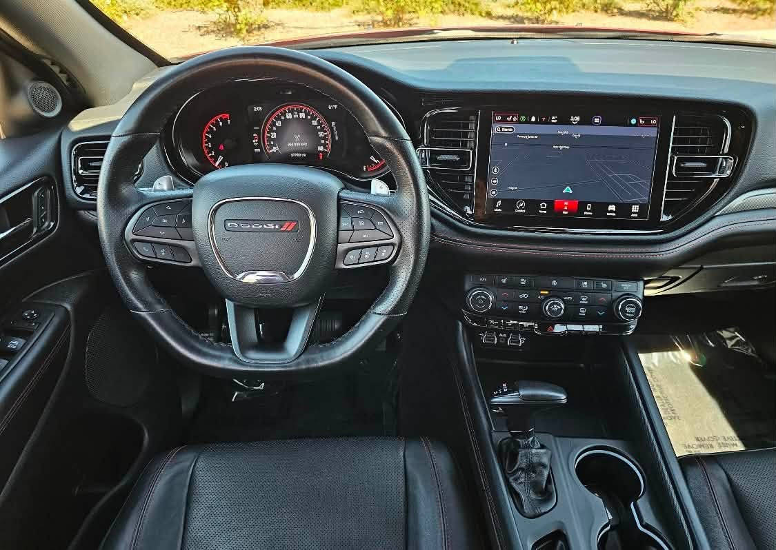 �🔥 دودج دورانجو — الـSUV اللي مو بس للعائلة ( للشرح فقط )

من تشوفها تكول SUV عائلية…
بس من تعرف شنو بيها، راح تغيّر رأيك 😮‍💨🔥

دودج دورانجو من السيارات اللي تجمع بين الحجم، القوة، والراحة، وخصوصًا إذا كانت بفئة ومحرك قوي.

🔧 شنو عدنا؟

🚗 SUV بثلاث صفوف
💺 تسع تقريبًا 6–7 ركاب حسب التجهيز
🔥 محركات V6 أو V8 حسب الفئة
⚙️ قير أوتوماتيك 8 سرعات
🛞 دفع خلفي أو رباعي حسب الفئة
📦 مساحة داخلية كبيرة وشنطة مناسبة للعائلة

بس اللي يميز الدورانجو مو بس حجمها 👇

😈 شكلها هجومي وتبين قوية من أول نظرة.
🔥 بيها خيارات محركات قوية، والـV8 خصوصًا إله طعم ثاني.
🏁 ثباتها وحضورها على الشارع يخليها غير عن أغلب الـSUV العائلية.
💺 وبنفس الوقت عندك ثلاث صفوف، يعني تكدر تستخدمها للعائلة والسفر والمشاوير اليومية.

والحلو بيها؟

مو SUV ناعمة وبس… بيها روح سيارات دودج. 🐂🔥

يعني إذا تريد سيارة:
✔️ كبيرة
✔️ قوية
✔️ عائلية
✔️ وشكلها بيه هيبة

الدورانجو تدخل بالحسبة وبقوة.

💬 هسه نريد رأيكم:

🐂 Durango
🔥 Tahoe
🏔️ Land Cruiser

إذا الفلوس مو مشكلة، شنو تختار؟ وليش؟ 👇

━━━━━━━━━━━━━━

🚗 أبو العز لتجارة السيارات
📞 ***********

تابع الصفحة، والجاي أقوى 🔥

#أبو_العز_لتجارة_السيارات #Durango #DodgeDurango #Dodge #دورانجو #سيارات #العرا
