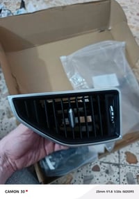 هذه القطعة هي فتحة مكيف (Central/Middle AC Vent Grille) وتحديداً لسيار...