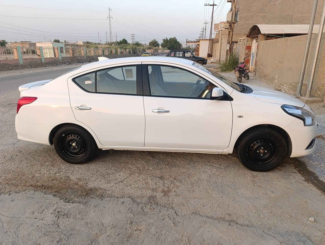 سني هندي بليته زركه موديل 24 استلام شركة السور 
 كفاله عامة من كل شئ شرط التحويل 
باسمي مرقم بغداد انكليزي ماشيه 12.500 كيلو اخت الزيرو 
دوشمة جديدة وارضية جلد مامشتغلة تكسي 
دهن اصلي و كله بانزين محسن 
 السعر  127 
 العنوان الديوانية/ ***********
