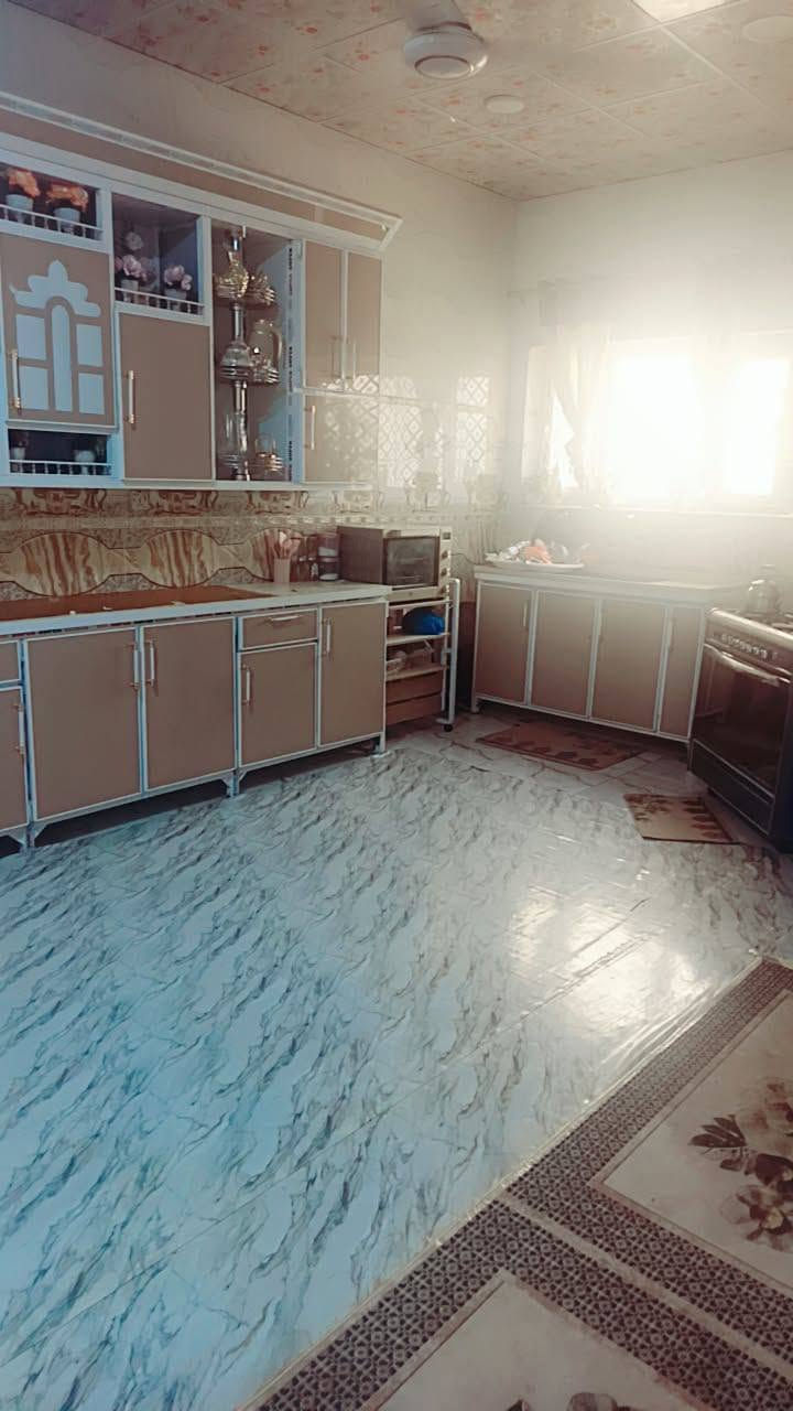 بسم الله الرحمن الرحيم
دار سكن في مجمع بوابة المثنى للبيع للبيع
المساحه ٣٦٠ متر ركن طابق واحد 
يتكون من 
غرفتين واستقبال ومطبخ وصاله وصحيات داخليه وخارجيه وحديقه زكراح سياره الدار امرتب كلش 
ملاحظه الدار مطلوب ط ٨٥
التسديد ٥٠٠ الف
بيد صاحب الدار  ١٣٠ 
وباقي التفاصيل مراجعة مكتب الاصالة للعقارات ***********
