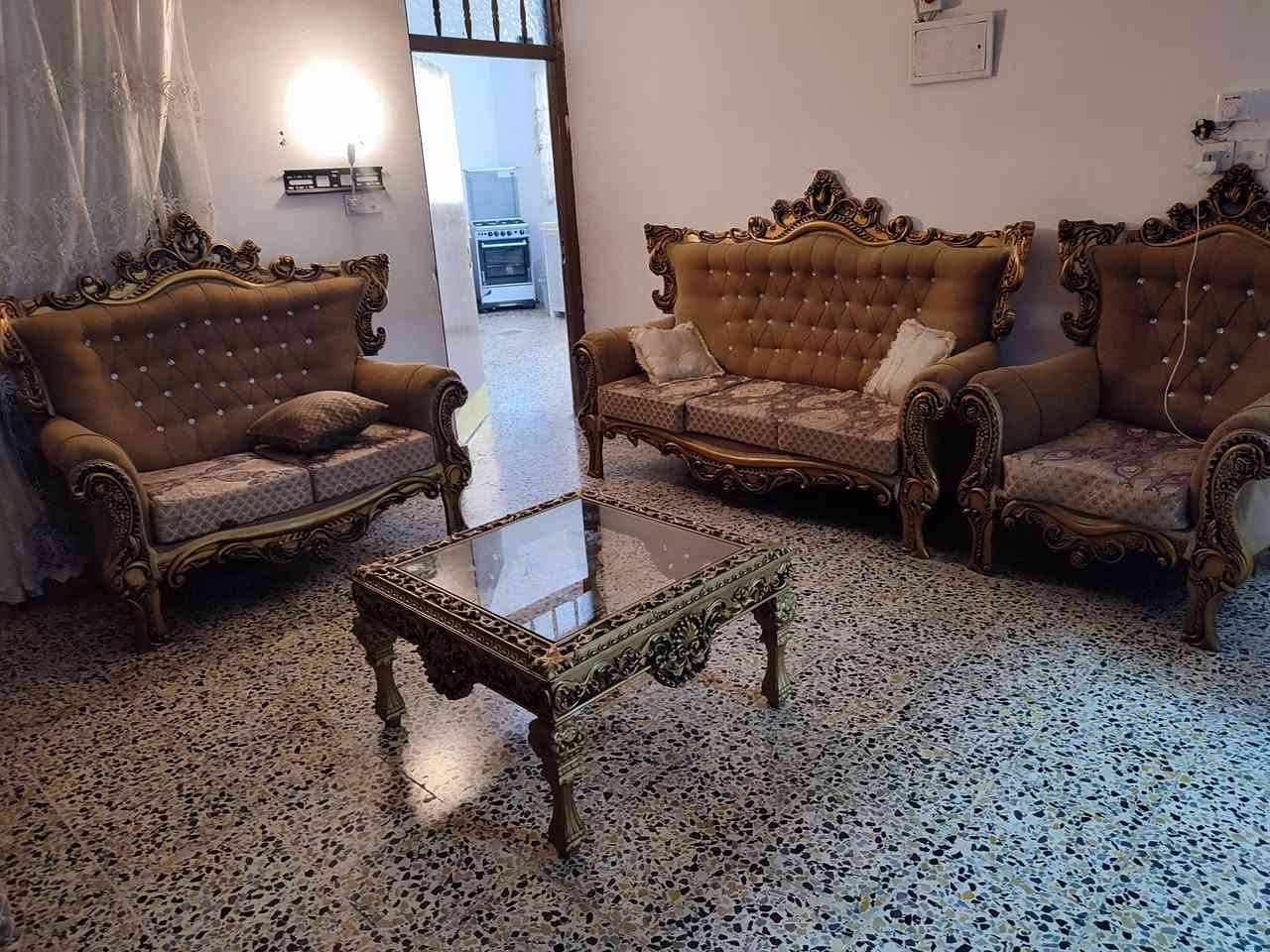 طخم ثكيل مع طبله كساس  رئاسي 🪙🛋️
5 قطع نظيف 🪑
السعر 300💰
*********** 📞 واتساب
