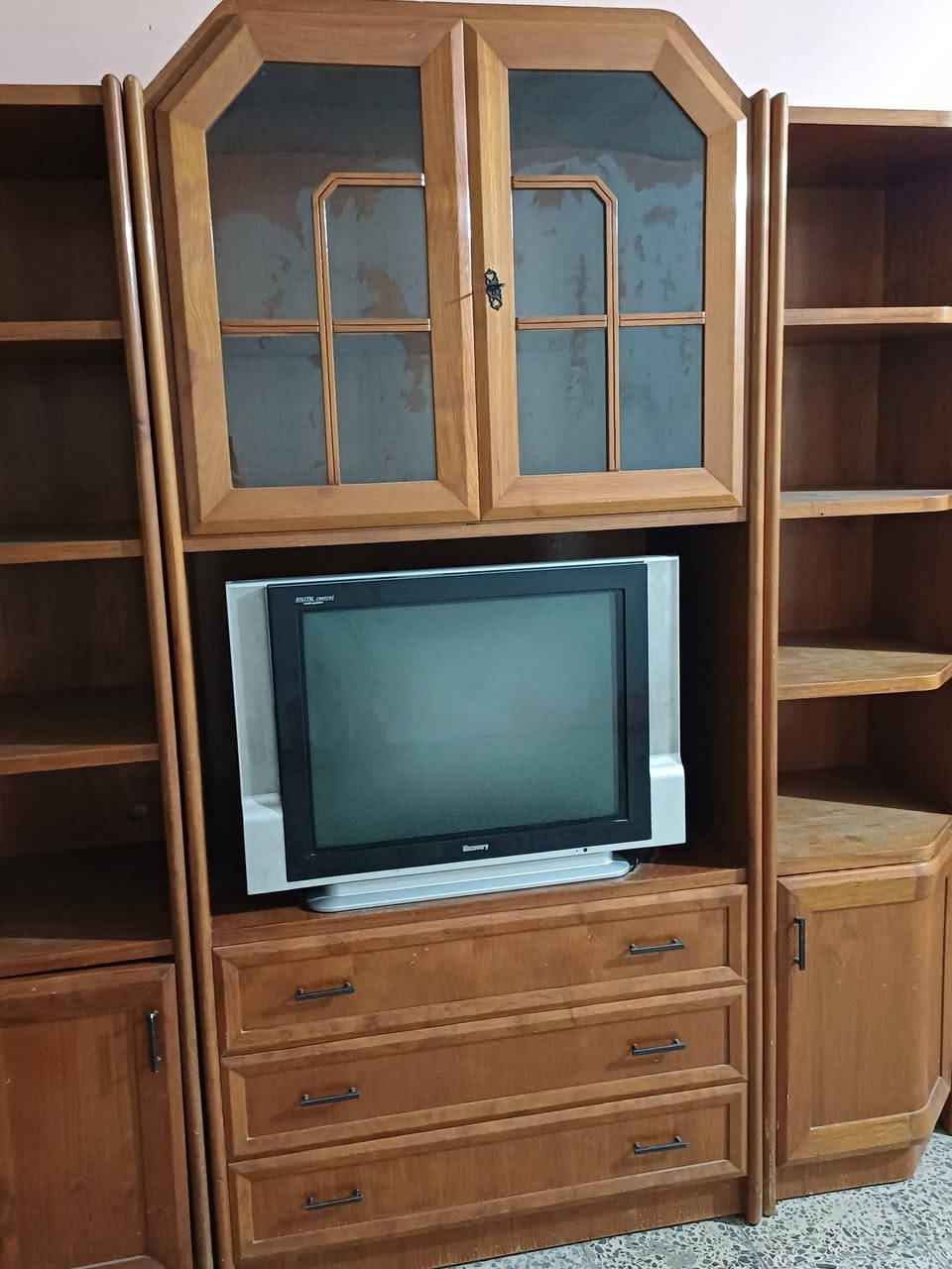 بوفيه خشب صاج 3 قطع +تلفزيون بسعر 500 الف للتواصل ***********

