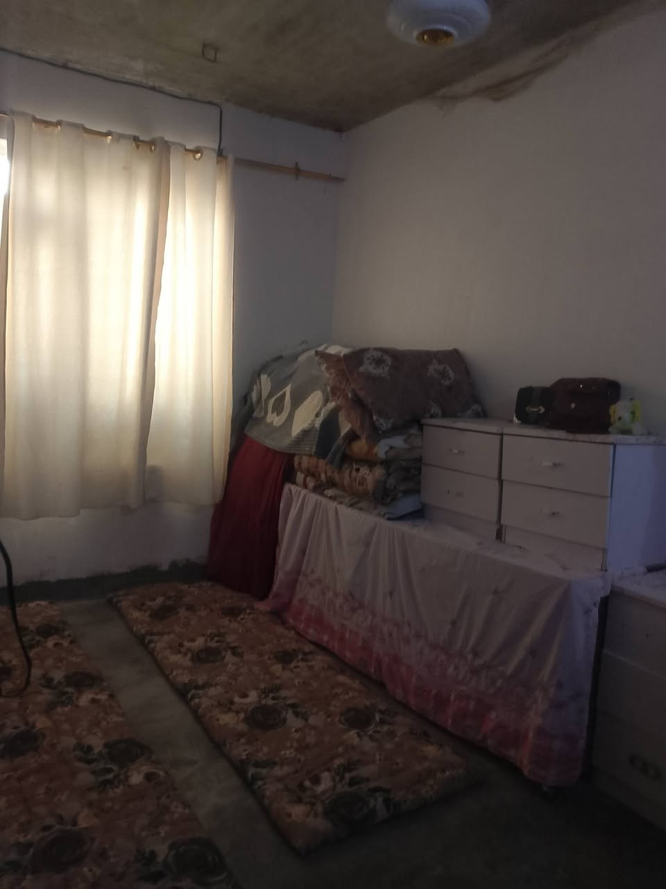 السلام عليكم بيت للبيع  زراعي مسجل بلديه يتكون من 4غرف ومطبخ وحمامين المساحه 190 متر للاستفسار الاتصال***********
