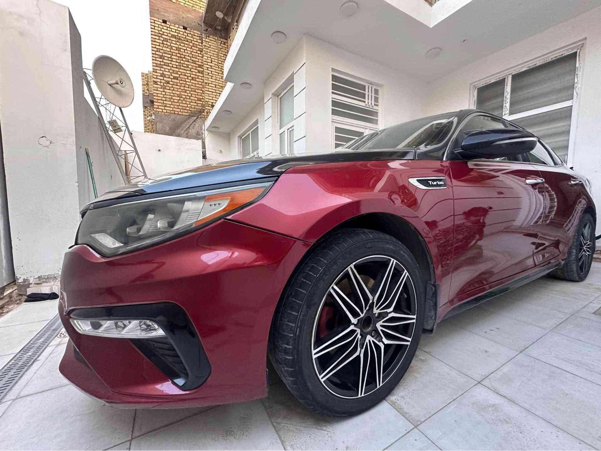 الموديل: 2016 (فئة SX Turbo الأصلية).
 المحرك: 2.0L Turbo (دبل كازكت ومكفول محرك وكير بشرط الفحص والشرط).
 البدن واللون: ماروني ملكي، بنيد مغلف أسود رياضي.

سنوية ورقم بغداد جاهزة للتحويل المباشر.
أبرز المواصفات:

 قيادة ذاتية ومساعد قيادة (Smart Cruise / Lane Keep Assist).

 صندوق خلفي ذكي (فتح الصندوق تلقائياً عند الاقتراب منه مع البصمة).

 إضاءة أمامية زنون ديناميكية تتكيف وتتحرك مع حركة المقود (Dynamic Bending Light) + LED نهارية.

 فتحة سقف بانوراما + بصمة تشغيل وأبواب.

 شاشة كبيرة  كار بلي واندرويد اوتو+ نظام صوتي فاخر Harman Kardon + كاميرا خلفية.

 داخلية جلد مغلف عنابي مع تدفئة وتبريد للمقاعد + ذاكرة خزن.

 رادار النقطة العمياء (Blind Spot) + حساسات تنبيه.

 وضعيات قيادة متعددة (Sport / Eco / Normal) + شفتات تبديل خلف المقود (Paddle Shifters).

 ويل كب رياضي 18 إنش.

ضررها بنيد مبدل ايرباك دركه فقط ومباوك الجاملغات فقط رش توحيد لون  
 شاصي لغد مكفول
سيارة جاهزه 

(110) مجالها قليل 

مكان المعاينة والتواصل: *********** 
 المحافظة: الكوت دهل اوران, واسط
