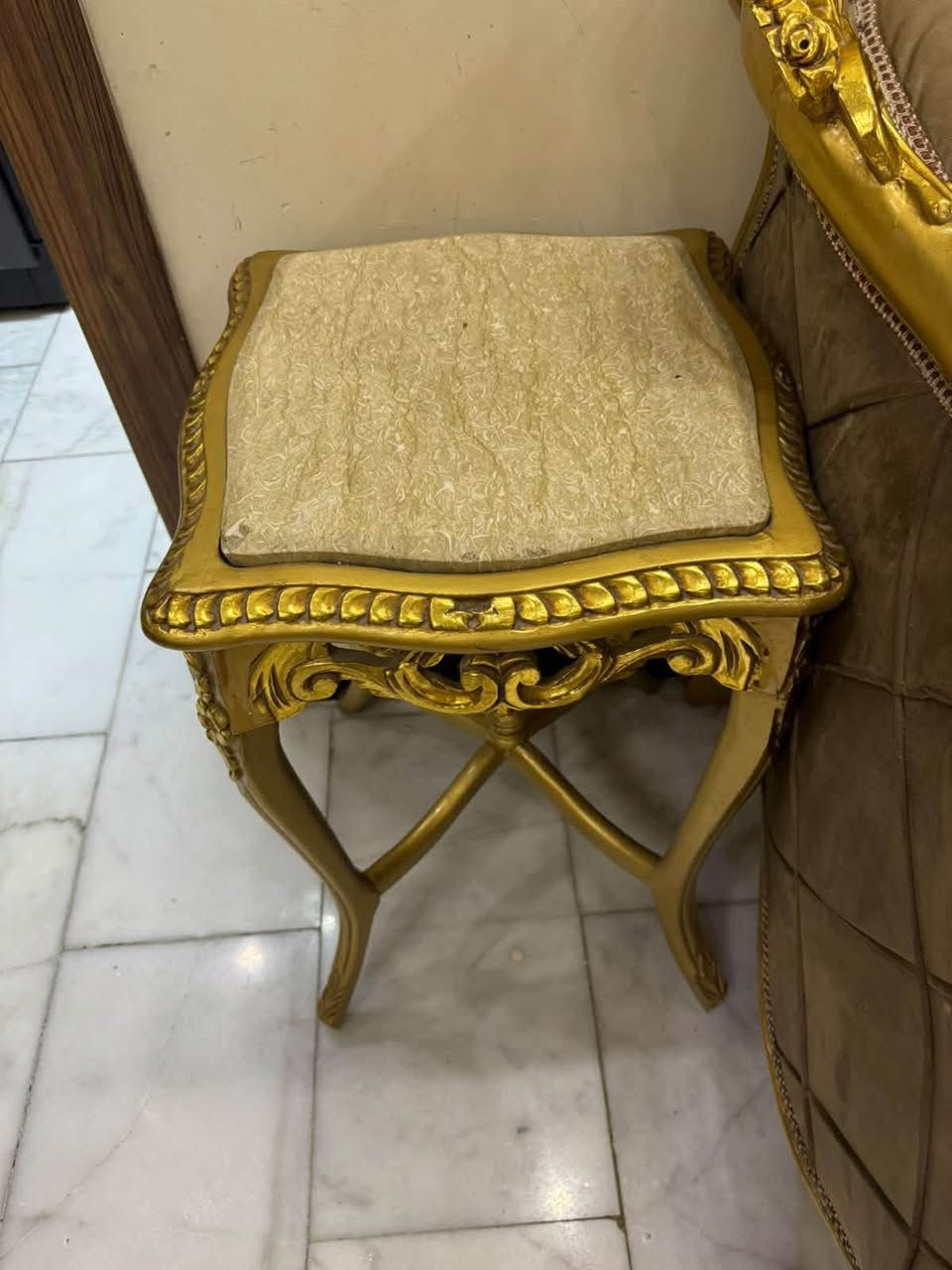 السلام عليكم
 تخم مصري بحالة جديدة جيد جداً متكون من 4مقاعد منفصله.    قنفات عدد2 نفس الحجم.      و4طبلات      و طبلة وسطية كبيرة. 
مكاني بغداد الكرخ البياع السعر المطلوب20$وبي مجال للاستفسار ***********
