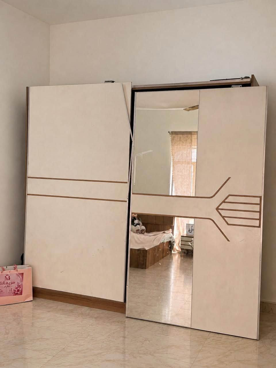 غرفه للبيع لغرض السفر نضيفه
ابيعها قطع وكامل 
سعرها ٢٧٥ وبيها مجال 
عنواني العامريه نادي الخطوط
***********
