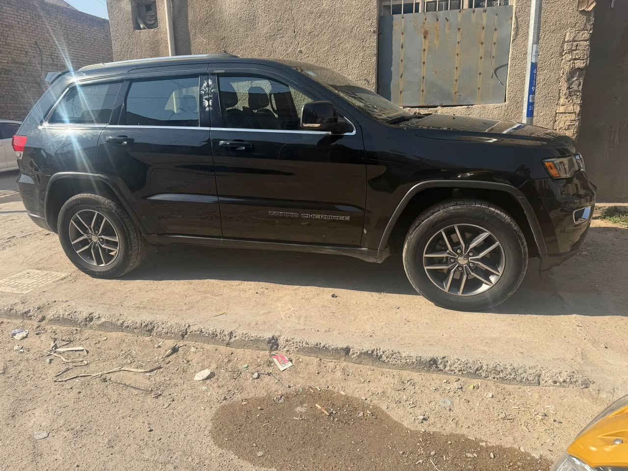 سلام عليكم جيب كراند شيروكي حادثها فقط بنيد بدون شواصي ارباكات سليما محرك كير مكفولات ماشة ١١٥ بيها رشات صبغ  سونار منشور سعر ١٧٠ وبيها مجال مكان بغداد الحرية
***********
