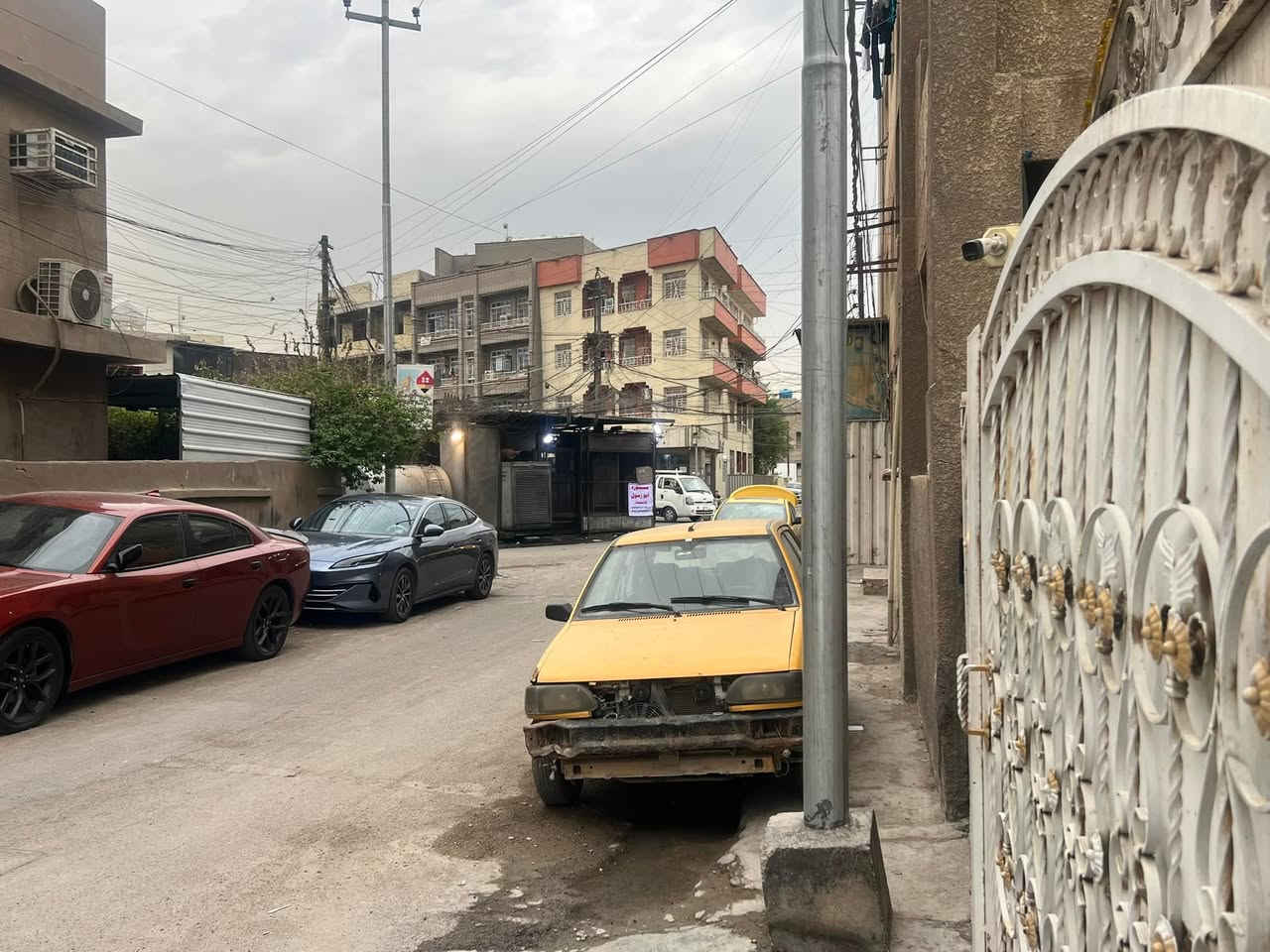 السلام عليكم…
البيت للبيع 
مساحة ١٦٠ متر 
واجهه ٨ متر
نزال ٢٠ متر
طابقين البناء
مدخلين
الطابق الارضي كراج واستقبال ومطبخ وصالة وغرفة نوم وصحيات
الطابق الأول غرفتين نوم وسطح

البيع واقع حال قطعة ارض
العنوان : المشتل، شارع الجامع قرب مدرسة الرازي الابتدائية فرع السمجة .
معرفة السعر الاتصال على رقم صاحب الدار
***********
