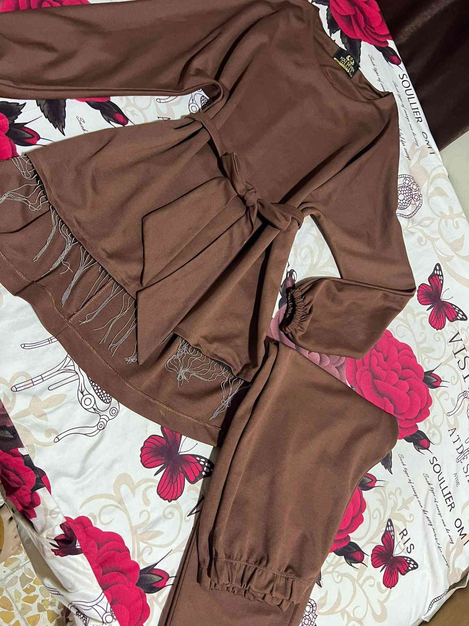 ملابس للبيع كلش نظاف عنوان موصل قياس ٤٤

