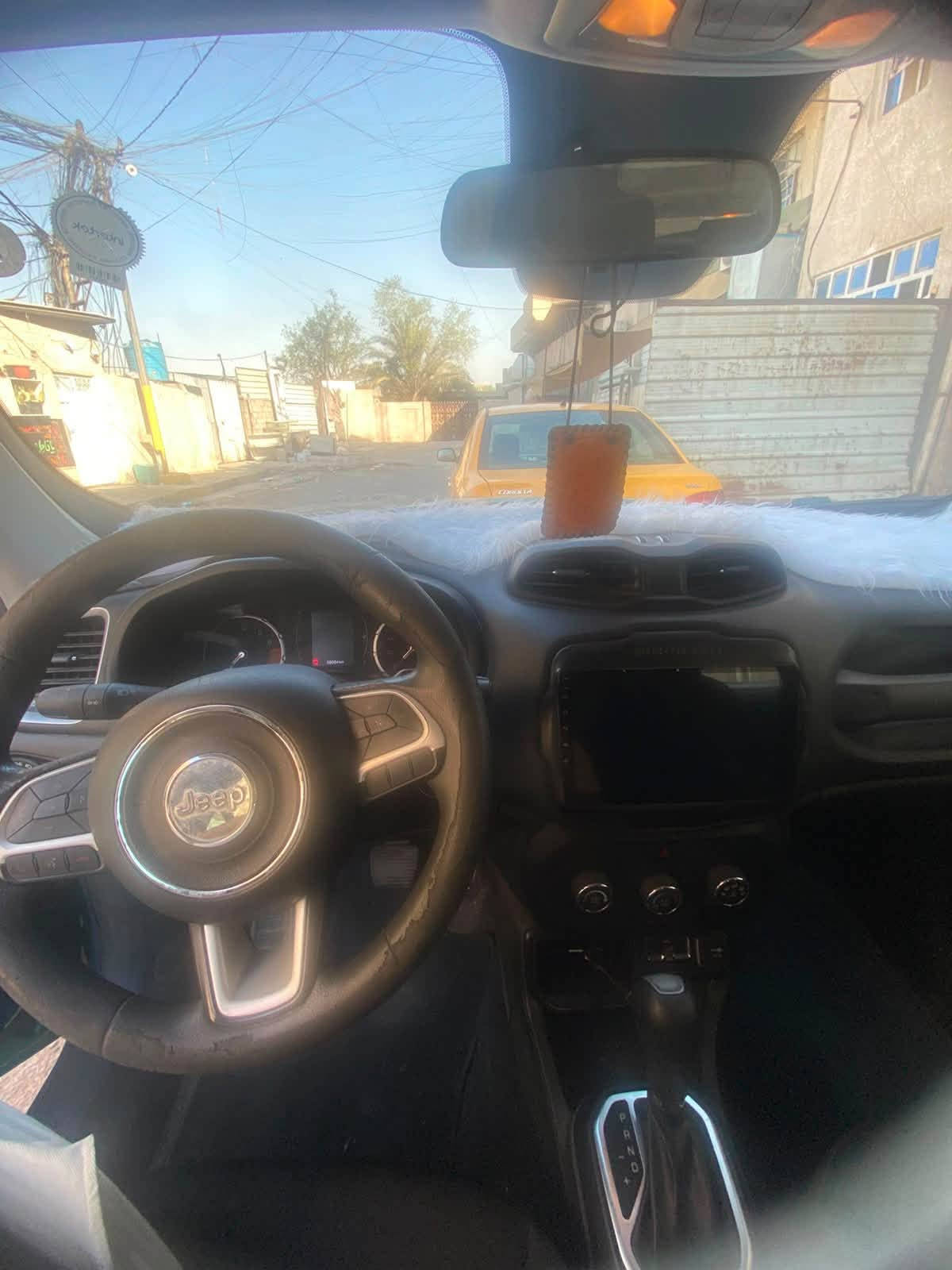 لسلام عليكم جيب رينجيد امريكي موديل 2020 حادثها مثل ماموضح بصورة وصوره حادثها موجود  كير محرك مكفوله وشرط السونر سياره جاهزه من كلشي. محرك 2400  طبيعي بسمي سياره لون مميز.  ورقمها مميز  اربيل تحويل ثاني يوم مكاني بغداد البلديات ***********.

نص مكتوب في الصور:
- BidCars
