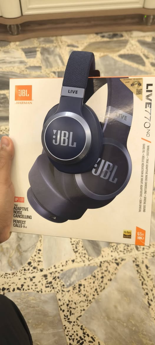 المواصفات الفنية والتكنولوجية الكاملة لسماعة JBL Live 770NC تشمل ما يلي
🎧🔇إلغاء الضوضاء التكيفي (True Adaptive ANC): يعزل ضجيج الشارع والمحيط تلقائياً دون الحاجة لضبطه يدوياً.البيئة الذكية (Smart Ambient / TalkThru): تسمح لك بسماع الأصوات المحيطة بك أو التحدث مع الآخرين بوضوح دون الحاجة لنزع السماعة.الميكروفونات: تحتوي على ميكروفونين مدمجين بتقنية متطورة لضمان نقاء صوتك أثناء المكالمات حتى في الأماكن المفتوحة.

🔋البطارية والشحنعمر البطارية (بدون عزل): يصل إلى 65 ساعة متواصلة من الاستماع.عمر البطارية (مع تشغيل العزل ANC): يصل إلى 50 ساعة.الشحن السريع: شحن لمدة 5 دقائق فقط يمنحك 4 ساعات من الاستماع، وتستغرق البطارية ساعتين لتشحن بالكامل من 🎧 جودة الصوت والأداءالمشغلات (Drivers): تأتي بمحركات 

ديناميكية بحجم 40 مم تمنحك صوت "JBL Signature Sound" الشهير مع عمق باس قوي.استجابة التردد: من 20 هرتز إلى 20 كيلو هرتز (وتصل إلى 40 كيلو هرتز عند استخدام كابل AUX الهجين).الصوت المكاني (Spatial Sound): تدعم ميزة تحويل أي محتوى ستيريو عادي إلى صوت محيطي ثلاثي الأبعاد وكأنك داخل 
السينما.0% عبر منفذ Type-C

سعر سماعه 💰165 الف انتو تعرفون اسعاره 200 فوك سماعه بعده 
بل باكيت وبيه ضمان عين فهد شوفو سعره بن منتجر آخر صورتين 

رقم هاتف *********** وتساب 
.

