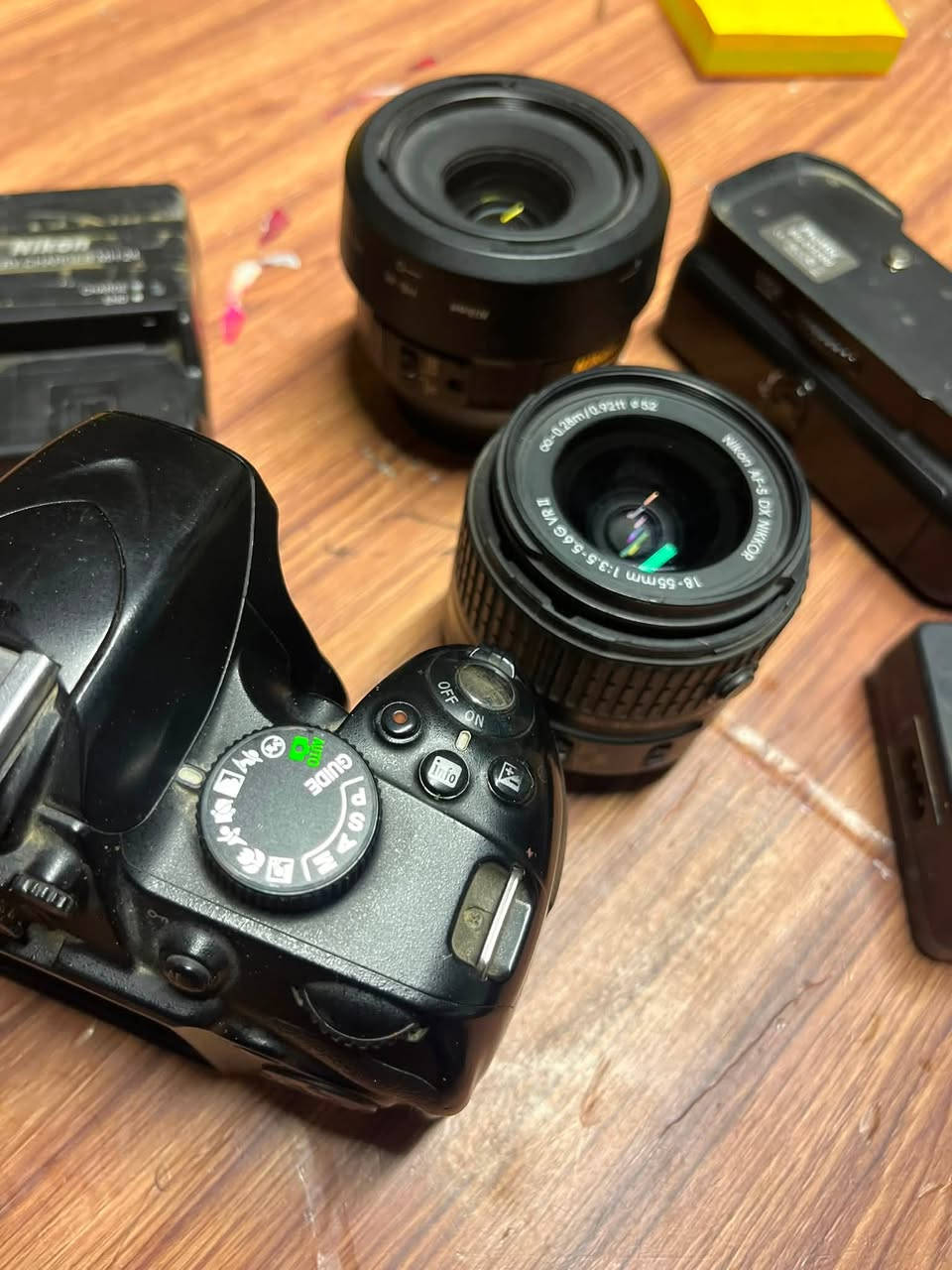 كامرا نيكون nikon D3200
‏عدسة 35 1.8 ثابتة
عدسة 18-55 
كراب دبل بطارية 
بطاريتين حالتهن متوسطة 
شاحنتين 
-جهاز نقل لا سلكي 

الغراض كلهن شغالات بدون عيب 
فقط كفر الشاشة صار بيه تراب بالداخل و فتحته

300 الف فقط  بيع مستعجل

*********** واتساب فقط
