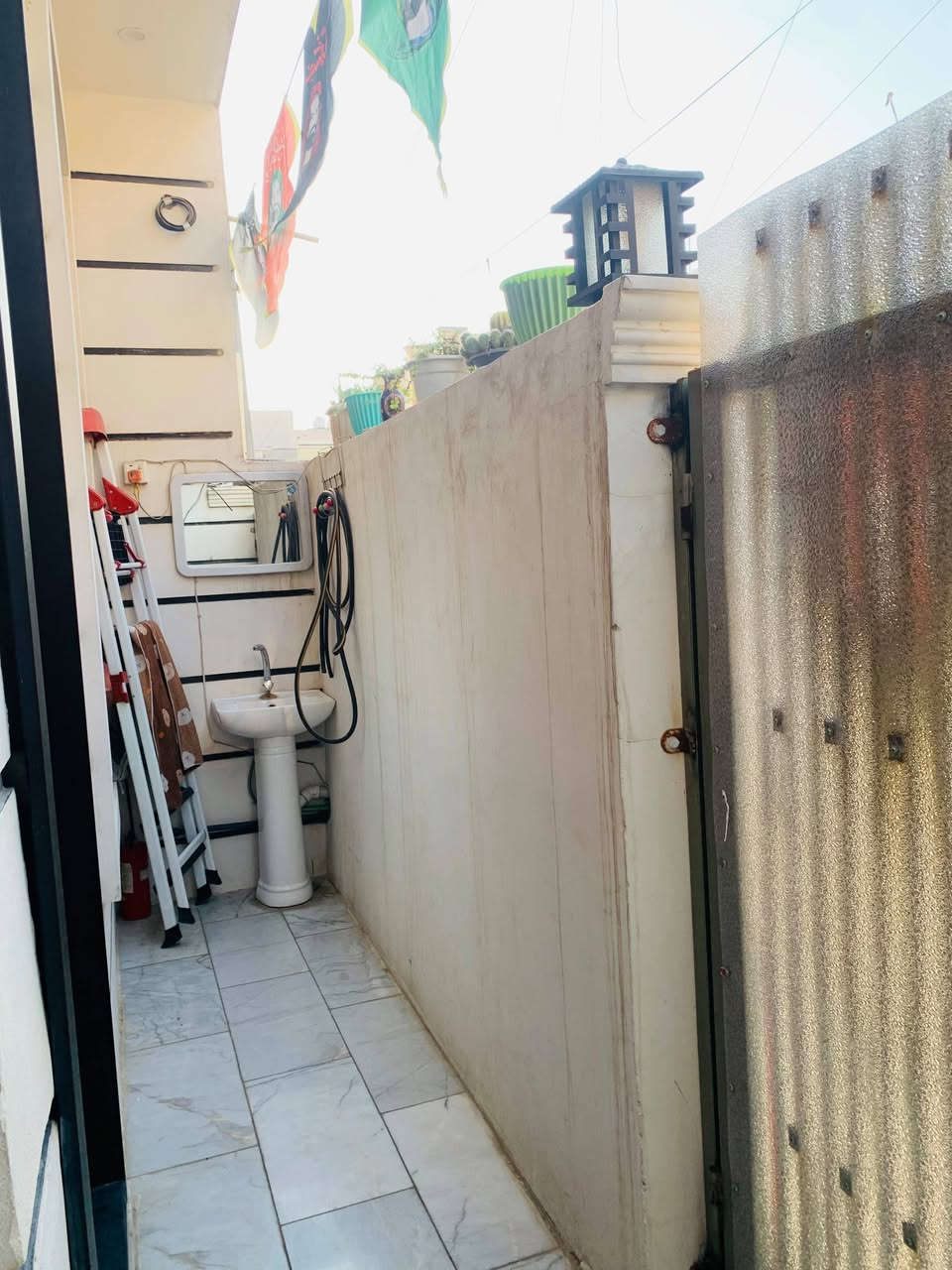 بيت مساحة ٧٠ متر للبيع الحرية الدور شارع ابو حطاب بناء حديث يحتوي على طابقين ونص مع ملحقات في الطابق الاول والثاني للأ ستفسار الاتصال بالرقم ***********
