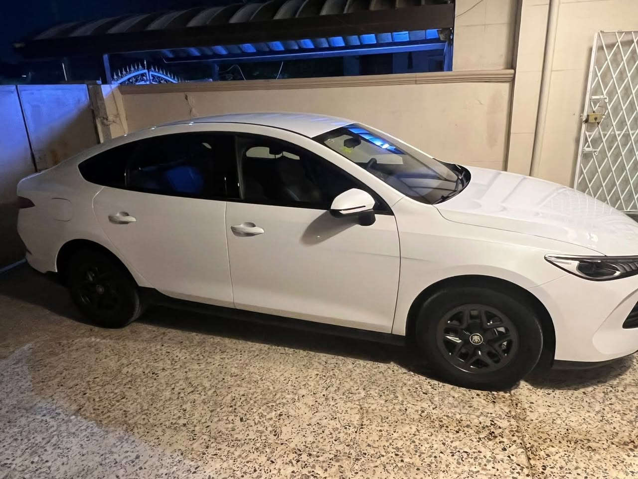 للبيع كن بلاص ماشية 2000 بحالة الوكالة كفالة من كولشي وحتئ الرصعة كامل ملحقاتهة بصمة كارت من كولشي . السعر  20.700 وبيه مجال بسيط  شراي تشلع عيوني .السيارة زيرو.***********
