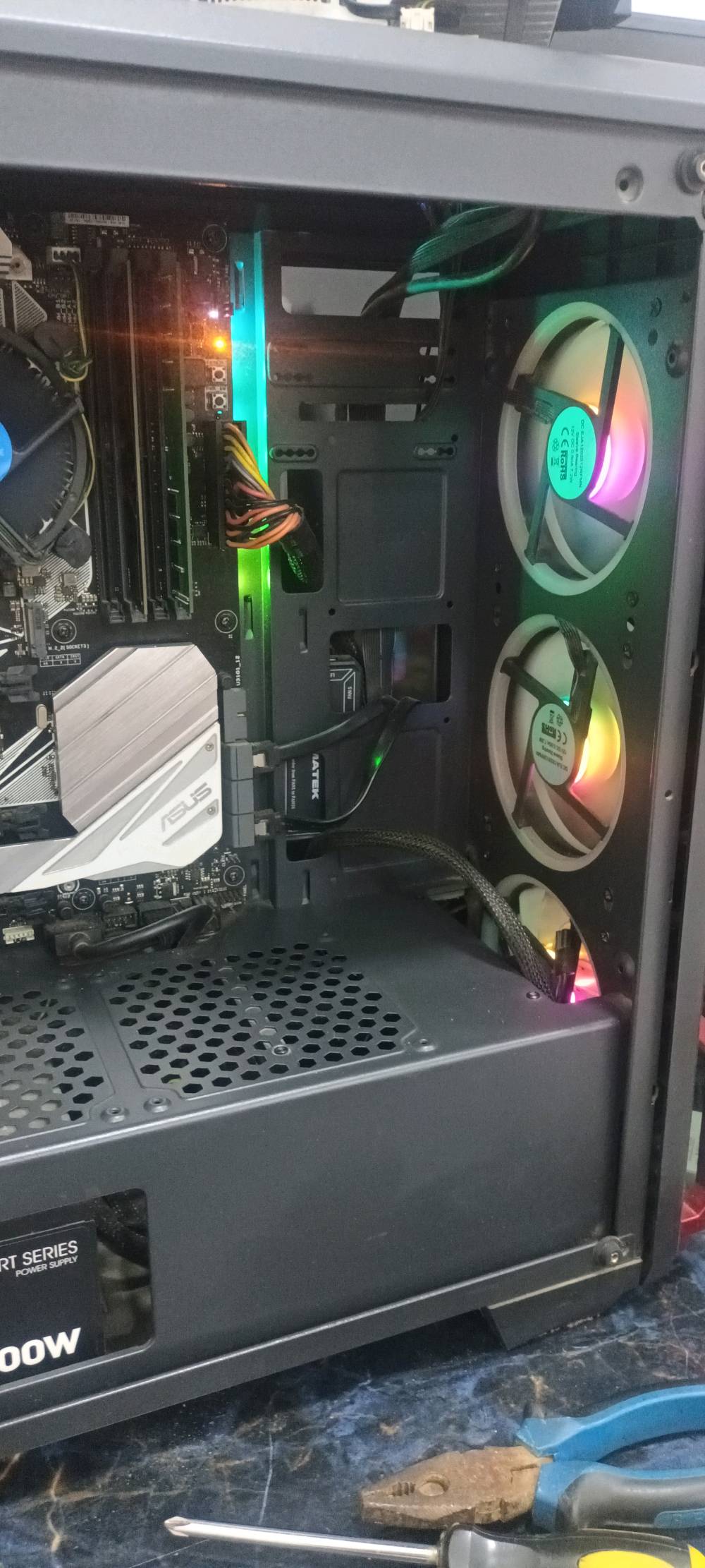 السلام عليكم.. تجميعة  (PC Gaming) ممتازة للألعاب والدراسة والاستخدام اليومي 
​المعالج (CPU): Intel Core i3-9100 (الجيل التاسع)

​كارت الشاشة (GPU): AMD Radeon RX 580 بسعة 8GB (يتحمل ألعاب قوية وممتاز للأداء)

​الذاكرة العشوائية (RAM): 16GB DDR4 (قطعتين 8×2 لشغل Dual Channel 

​التخزين (SSD): قطعتين SSD سعة 120GB (الإجمالي 240GB - إقلاع سريع واستجابة ممتازة للنظام)

​مجهز الطاقة (Power Supply): Thermaltake Smart 500W الأصلي 

​اللوحة الأم (Motherboard): ASUS

​الكيس (Case): Fantech بمظهر أنيق وإضاءة RGB وتبريد ممتاز  
​مع ماوس وكيبورد ارجيبي 

شاشه سمارت حجم 43
فول اجدي 60 هرتز 
محوره بيها عطل بلدات 

مكاني بغداد الكرغوليه 
اسعر 450