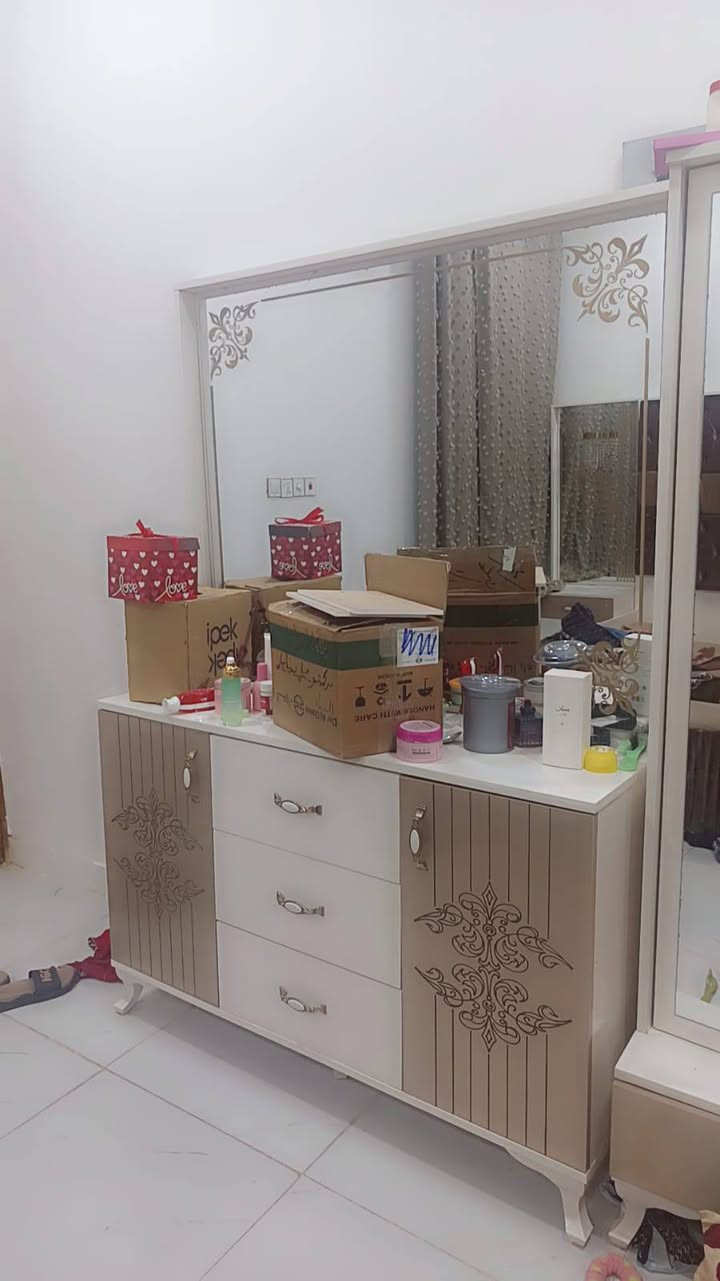 غرفه نوم للبيع تركي 
جديده مكاني زين القوس 
سعر 500. ***********

