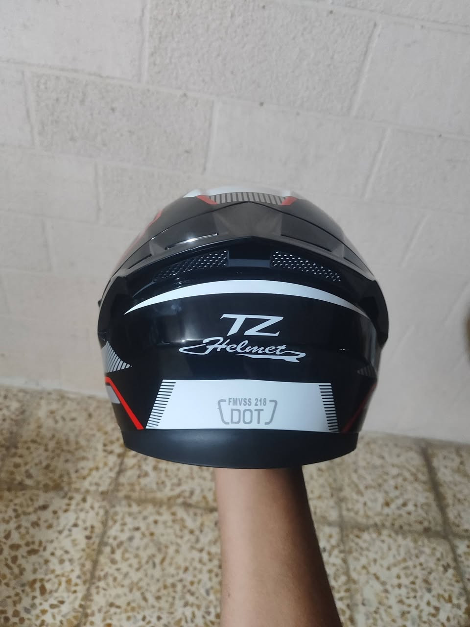 خوذة بطح اصليه جديدة للبيع من ماركة TZ السعر 60 ألف بيها مجال للستفسار الاتصال ***********
