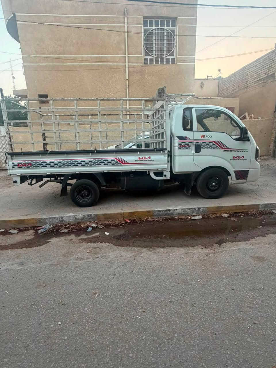 كيه عموشه نثيه سياره نضيفه كلش مال جناي موديل 2021 سياره كفاله عامه بدون نقص سياره تخم تاير جديد صدر جديد هزه وسنويه ورقم جديد بسمي الي ياخذها كلشي ما يذب عليها محجرها وياها يعني الي ياخذها  كبل تحويل ملكيه وين ما يريد يروح بيها جاهزه لل اخير ماشيه 88كيلو متر لل اتصال ع رقم ***********
