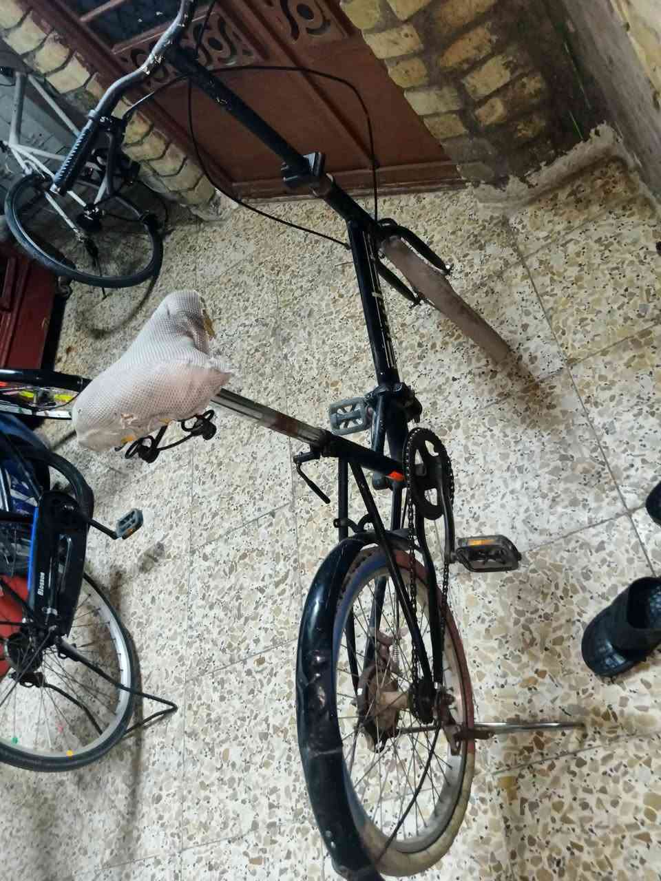 سلام عليكم بايسكل للبيع حجم 20 بايسكل نضيف كشي ما بي سعر 50 وبي مجال مكان بغداد الشعب موجود خاص
