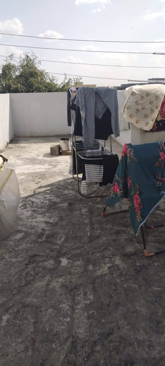 بيت مساحه100متر مربع  بناءحديث ومعه محل  ركن  شارع هدوء و طابو سند ٢٥ للاستفسار مع كافه الخدمات ***********
