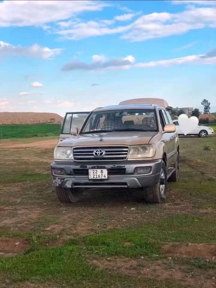 اعادة النشر بسبب الوعود الكاذبه 
السلام عليكم 
اخوان لاندكروز GXR    ٢٠٠٦ اصل 
سيارة فول اوتوماتيك 
فتحه بسقف
محرك كير مكفول 
تدفئة تبريد ثلج 
دبل تانكي ١٦٠ لتر 
منضومة غاز ايطاليا جاهزة ١٠٠ لتر 
دبلات جبليه
سبير قطري
السياره بيه ضربه بل ضهر 
اربع جاملغات معجون والصندوك بي هم
السياره صبغ عام تكم قماره بونيد بجم شرط
سعرها ١٠٠ وبيها مجال مستعجل ع البيع مكان كركوك  للأستفسار ***********
