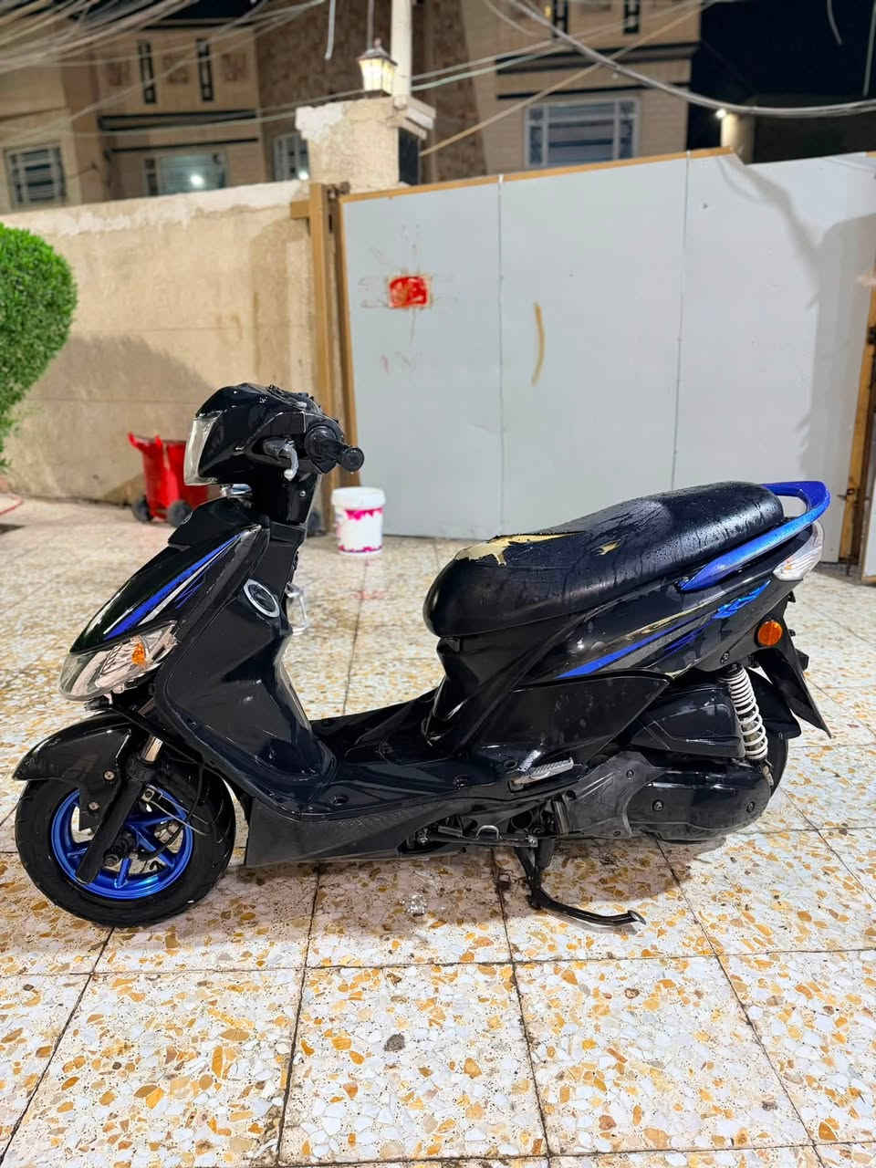 السلام عليكم جي تي ار حديث للبيع الدراجه شوفه عينك النضافه محرك مكفول من كلشي بباديه الدراجه من الطول للطول ماشيه 8000 حقيقي ما صارلها شهر من طالعه من الرمبه  مأخذها ابواحد وخمسميه بيها فقط كسر بل بجم الامامي من الصفاح لين وكعت وانكسرت السعر 1100 وبيها مجال للشرايه *********** مكاني كاظميه
