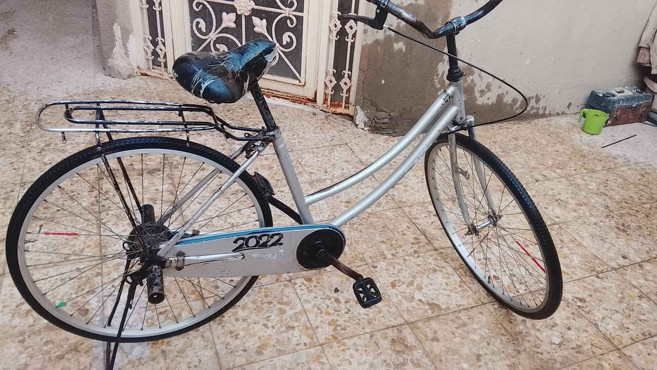 السلام عليكم ورحمه الله وبركاته 
عندي هذا البيسكل اريد ابيعه 
وعوزه بس السرج حته جوابه جديدات 
السعر 45وبي مجال للشراي 
الرقم***********واتساب فقط 
المكان النجف الاشرف
