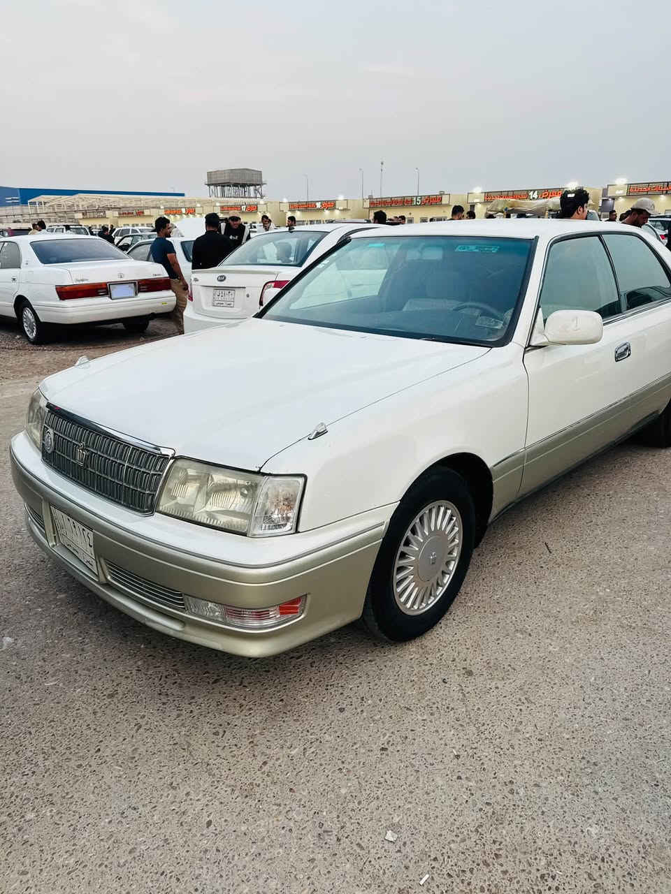 سلام عليكم 
راس ثور فلات مكينه وكير وتخم تاير وتبريد 
مكفوله من كص ونقل جثه وضربه قويه وعيب شرعي 
مكينه 3000 فيشتين 
سنويه منهيه صارله شهرين 
مصبوغ بيه قماره وجاملغات 
السعر 98 بيه مجال 
مكاني بصره 
***********
