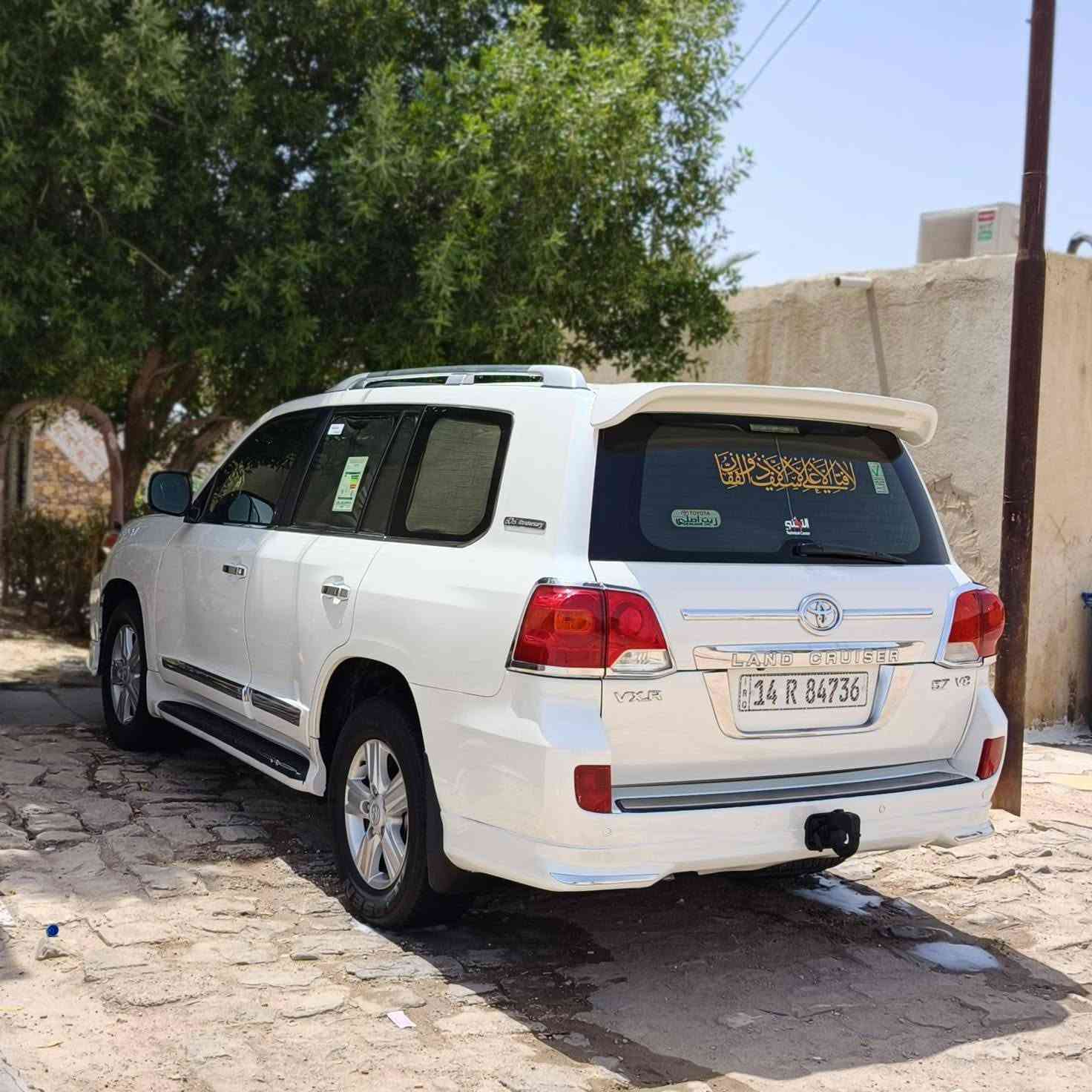 سلام عليكم للبيع لاندكروز موديل 2014 سياره بريم vxR جاهزه من كلشي كفاله ماعده صبغه بداير الخلفي عل كد الكنر الجوه الي موضح بصوره فقط فول مواصفات خمس بصمات  مكينه 8 مواصفات الكزز بعد معروفه البريم مايحتاج اكتب مواصفاته سعر 360 مكان سياره ناصريه او مراوس الستفسار (***********)(***********)
