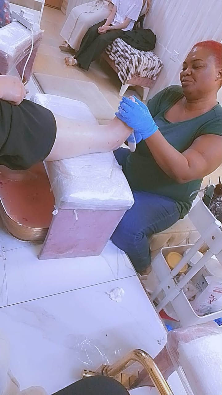اهلا وسهلا جميلتنا والعروض مستمره للحجز الاتصال على الارقام ***********سبوت يرحب بيكم العامريه شارع المضيف مقابيل كافي ليمونه طابق ٣
