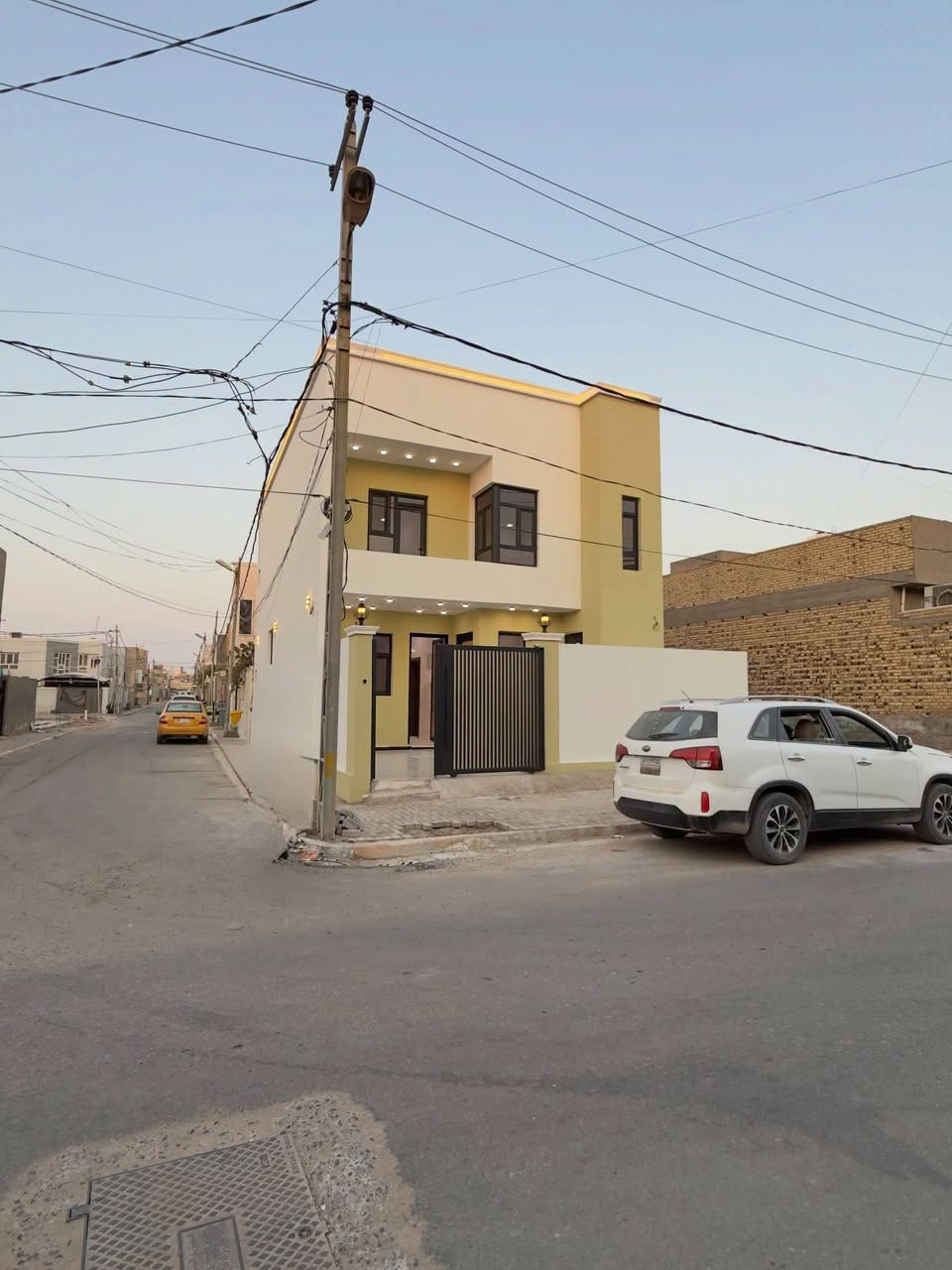دار سكن للبيع _ طابو صرف
المساحه بالسند 102م واقع حال 140م 
منطقة حي الفرات _ على شارع بعرض 15م 
شارع جامع الرسول الاعظم 
يحتوي على 3 غرف نوم 
بناء سنه 2026 غير مسكون حاليا 
____________________
عنوان المكتب _حي الجزائر _ الشارع الخدمي 
***********
***********
