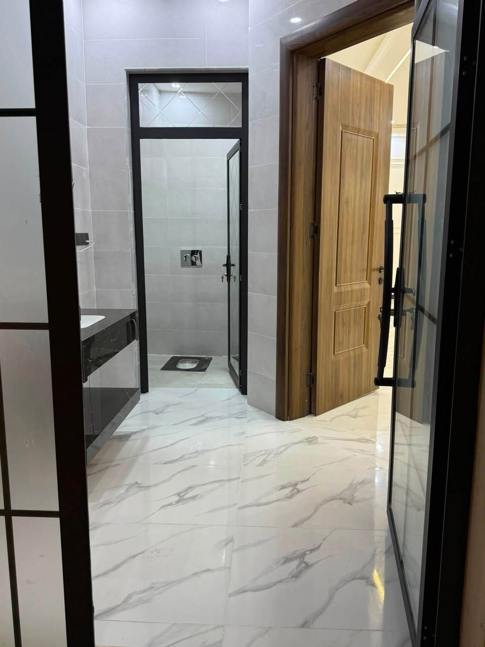 للبيع دار زيرو 300م موقع بدايه حي الجامعه صدر طير
5 غرف نوم وحده سويت+صاله+استقبال
مطبخ  +3حمامات+ حديقه
 كراج سحب مغربي+ حجر اخضر شغل كله فول
السعر 315 وبي مجال للاستفسار اكثر ***********
