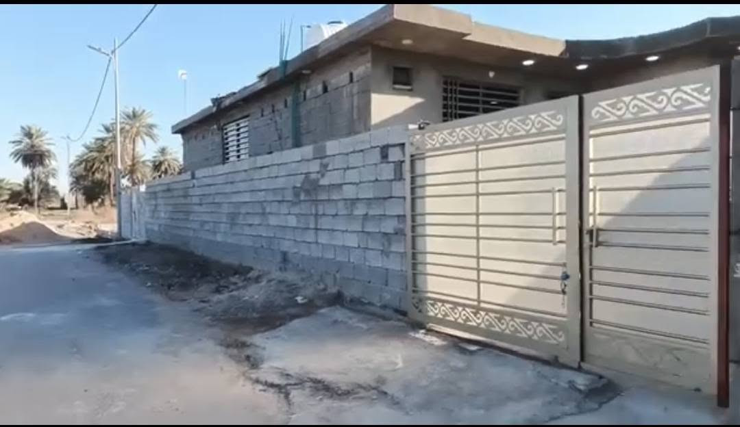بيت للبيع ركن طابو زراعي سند 25
📍 حي الصحة – خلف حي الشرطة

📐 المساحة: 220 م²
📏 الواجهة: 11 م
📐 النزال: 20 م
       ارتفاع البيت 3.30 صافي 
🛏 يتكون من:
غرفتين + هول + مطبخ + استقبال

🧱 تفاصيل البناء:
سقف مسلح صب مركزي+بلوك بيت شاهين 

🚰⚡🛣💡 الخدمات:
ماء – كهرباء – تبليط – إنارة متوفرة بالكامل

📌 موقع ممتاز وهادئ    السعر 58 
📩 للاستفسار  ***********
