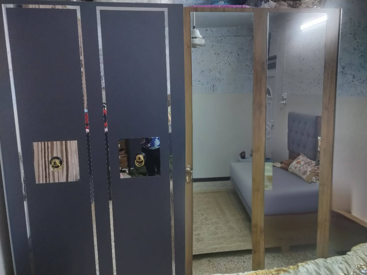 السلام عليكم عندي غرفه اخت جديده مكونه من تسع قطعه وتخت عراقي وبسعر مناسب للاستفسار الاتصال على الرقم ***********
