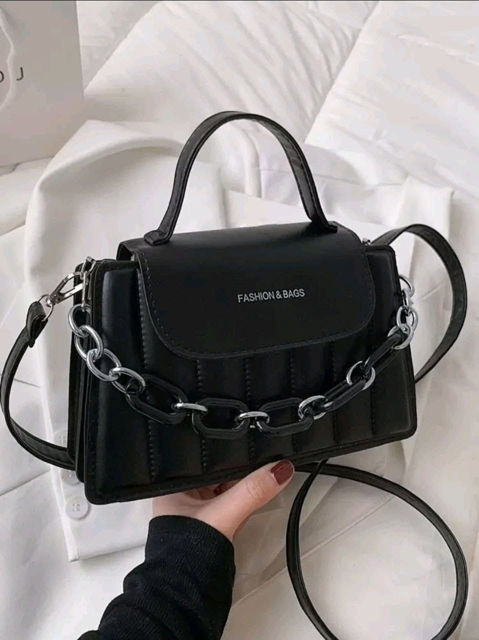 👜 حقيبة نسائية أنيقة بتصميم عصري مع سلسلة فاخرة ✨

💖 تصميم أنيق بغطاء وسلسلة معدنية يمنحك إطلالة راقية في كل مناسبة.
🎨 متوفرة بعدة ألوان لتناسب جميع الأذواق.
👜 يمكن استخدامها كحقيبة كتف أو كروس بودي بفضل الحزام المريح.
📱 مساحة مناسبة لحمل الهاتف، المحفظة وجميع مستلزماتك اليومية.
🌸 خامة جلد صناعي عالية الجودة، خفيفة الوزن وعملية للاستخدام اليومي.
💼 مثالية للعمل، الجامعة، التسوق، السفر والخروجات.

💰 السعر: 15 الف

🚚 توصيل سريع إلى جميع محافظات العراق
💵 الدفع عند الاستلام

📲 للطلب والاستفسار، راسلونا عبر واتساب: ***********

🔖 رمز المنتج: BG010
