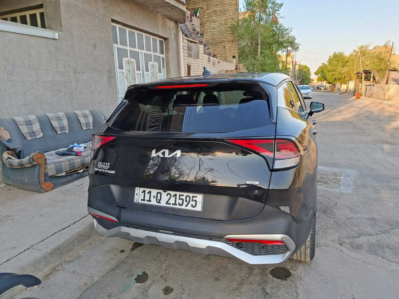 السلام عليكم. سبورتج هايبرد 2023  كلين
بدون حادث فقط طخه بالبنيد قبل كم يوم نطخة مثل مموضح بالصوره   الون اسود.
المواصفات  نص فول معروفه مكاني بغداد السياره خير من الله  جديده  متوازي على بعيتها  السعر 180 وبيه مجال حك الجيه هذا رقمي ***********. ممتواجد على الفيس
